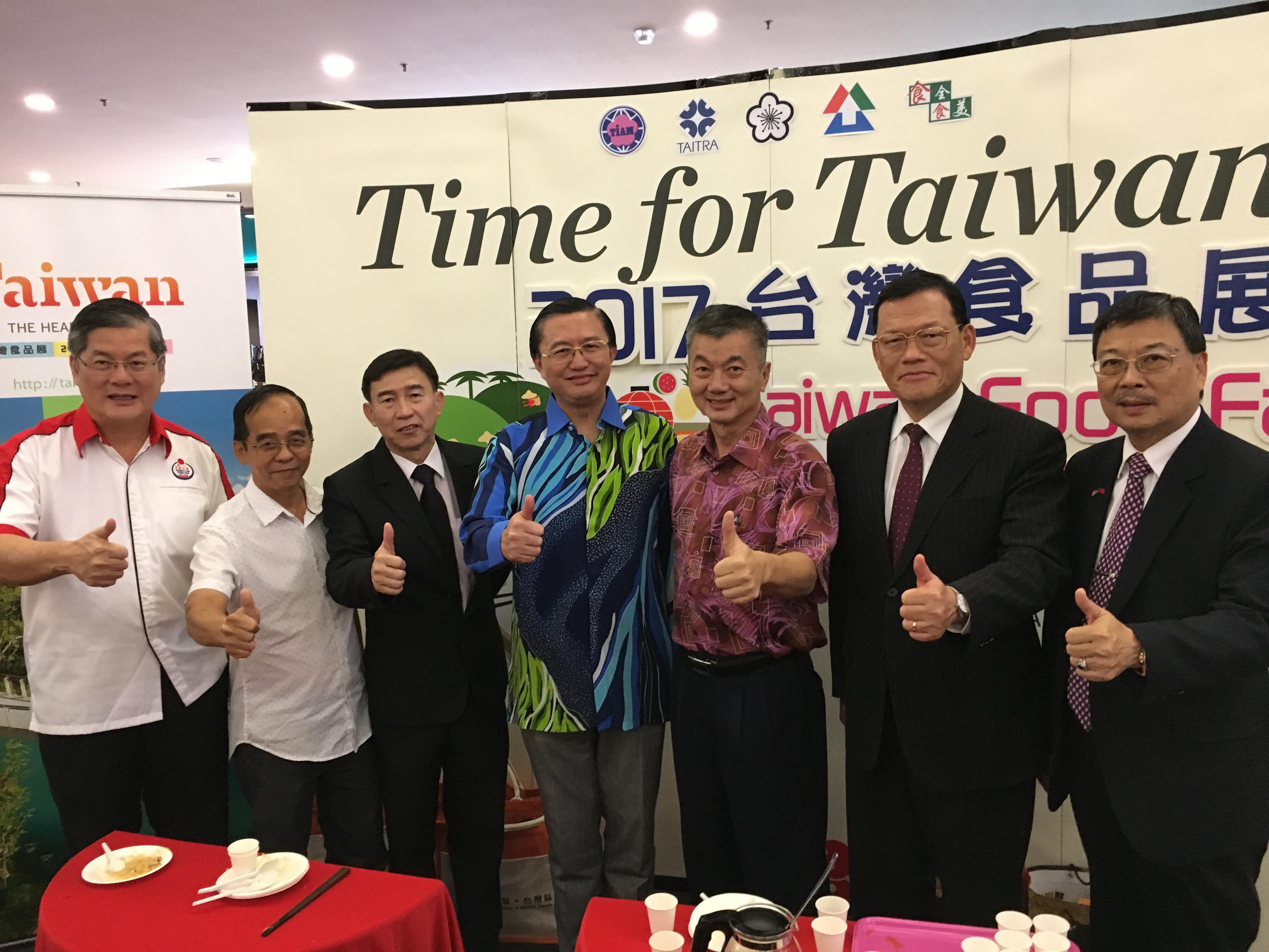 章大使計平(右2)及柔佛州行政議員鄭修強(右4)出席於新山KSL廣場舉行之「2017臺灣食品展」。
