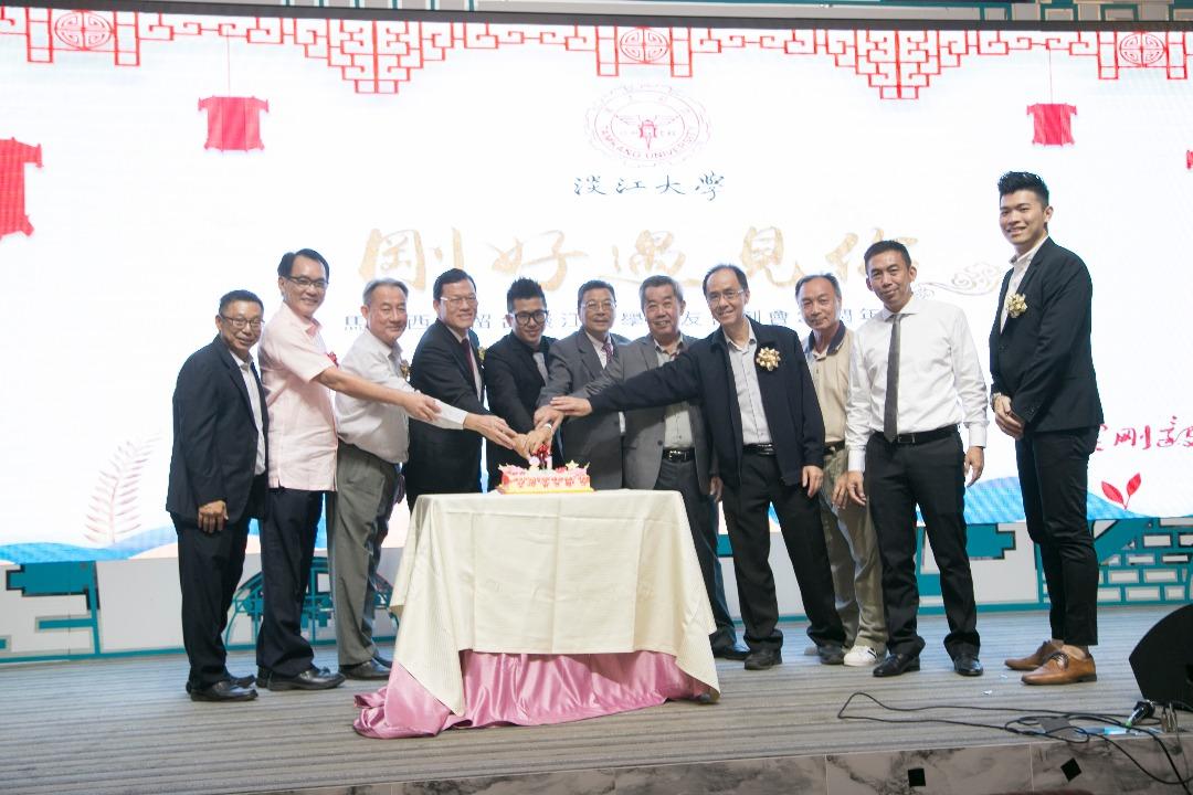 章大使計平(左7)出席「2017年淡江之夜」，並和與會貴賓合切蛋糕慶賀。