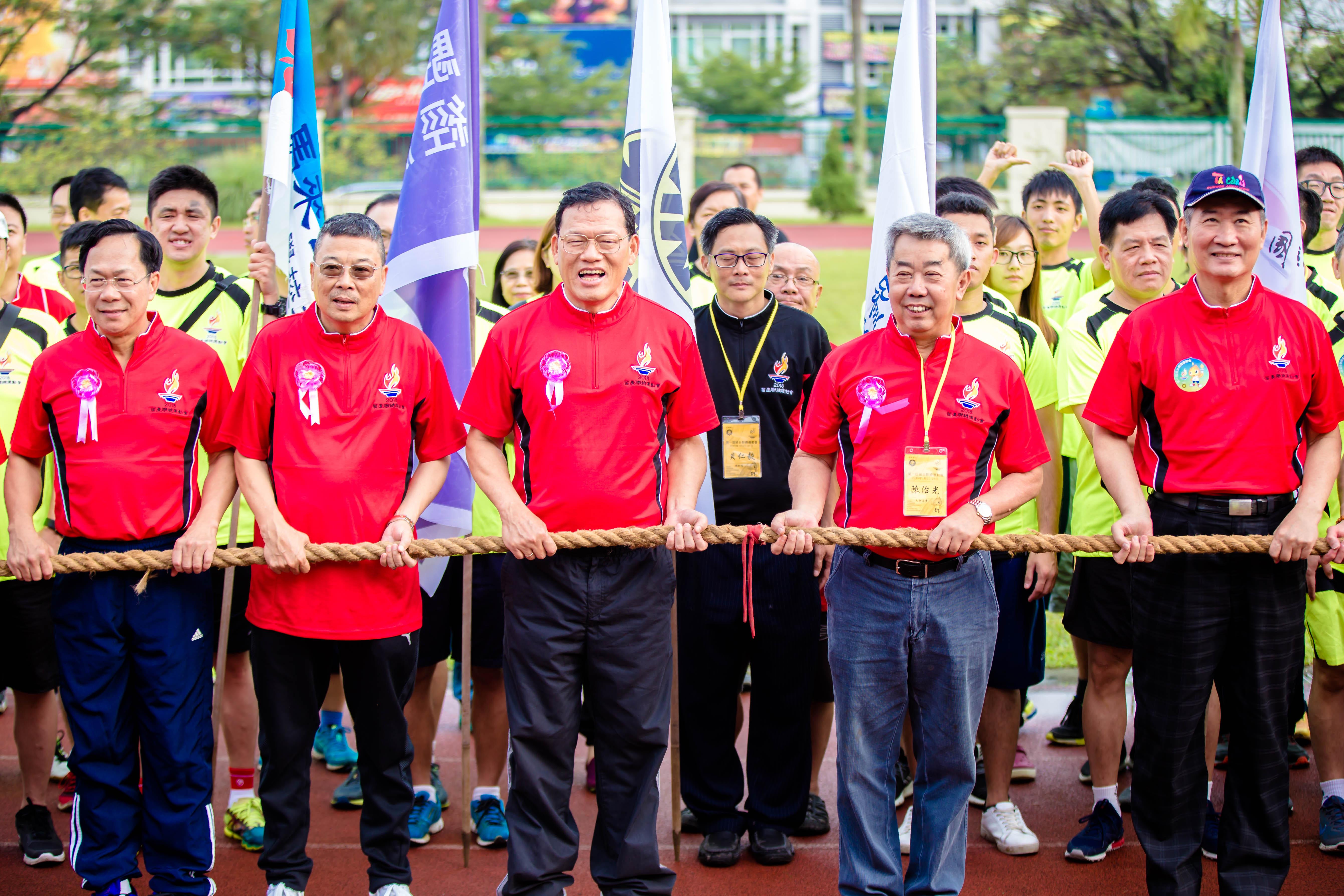 章大使計平(前排左3)出席「第一屆留臺聯總運動會」開幕典禮，和與會貴賓及參賽選手合影。