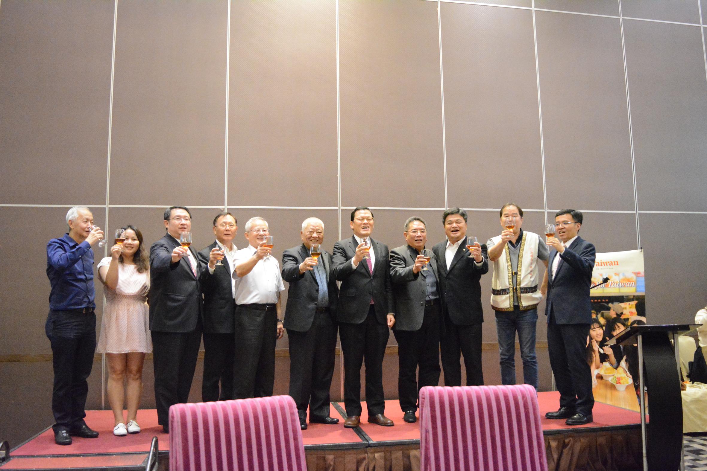 章計平大使(右5)出席3月19日臺灣旅遊產品推廣會，與貴賓一起舉杯