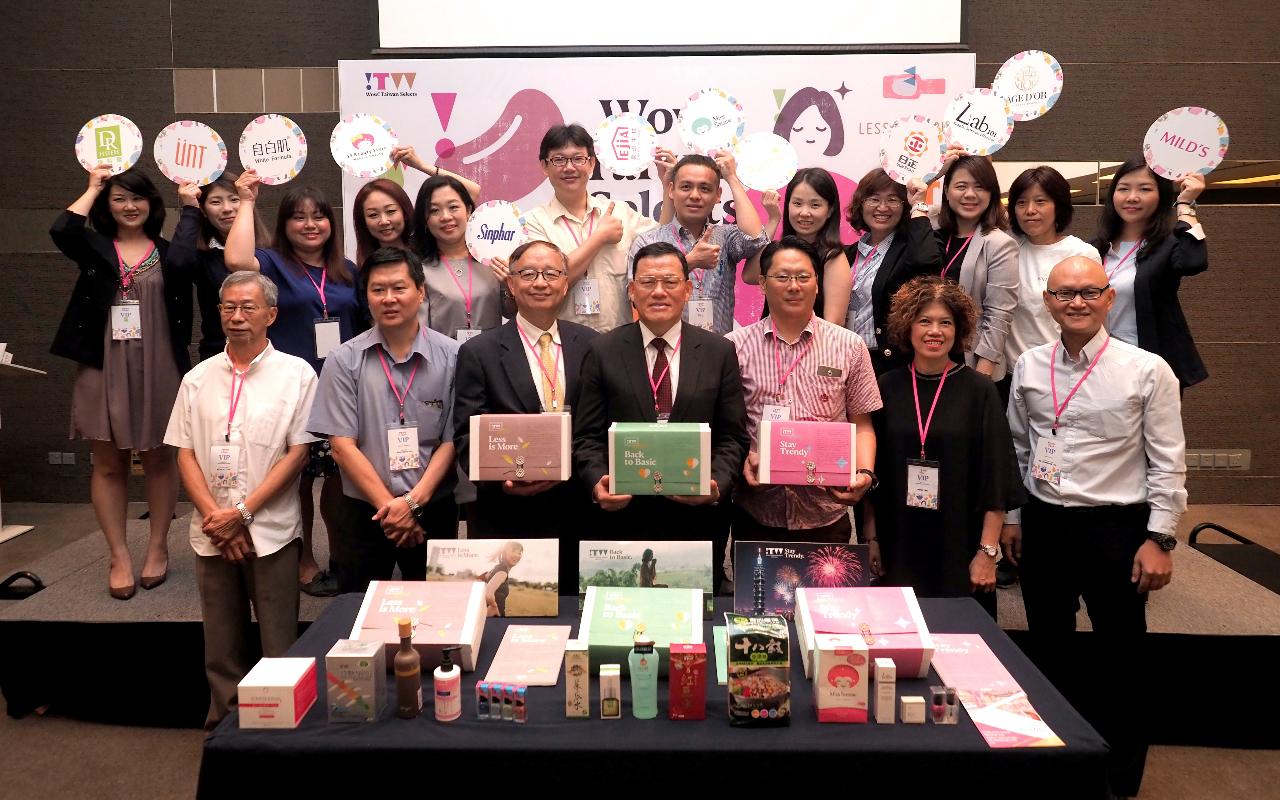駐馬來西亞臺北經濟文化辦事處章大使計平（中間）出席商業發展研究院舉辦之「創新海外聯合行銷(Wow! Taiwan Selects)」活動。

