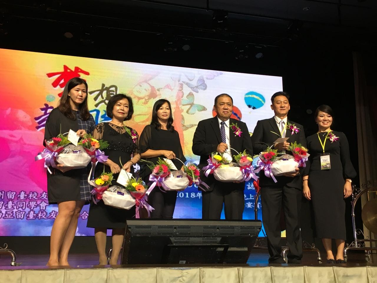 洪大使慧珠(左2)參加峇株留臺同學會2018年「夢想起飛」柔聯文華之夜與貴賓合影留念。