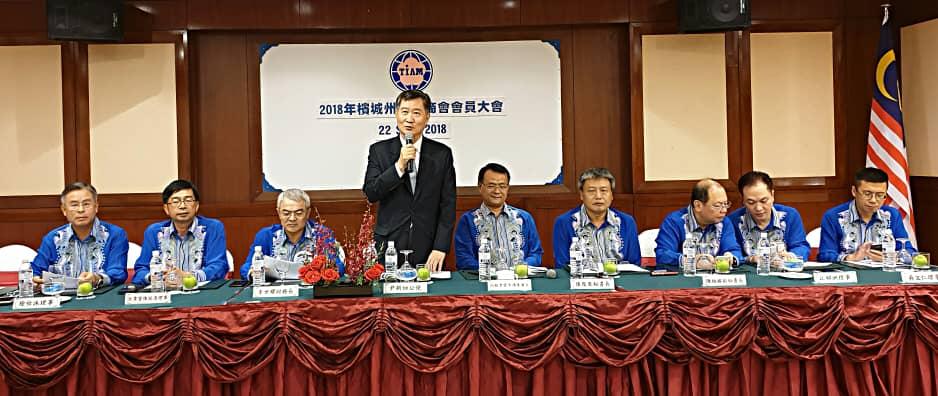 尹公使新垣(左4)出席檳城臺灣商會2018年會員大會時致詞。
