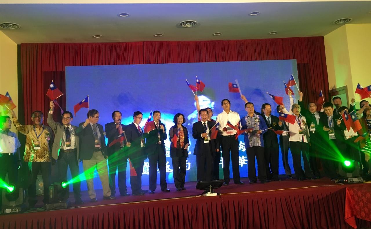 洪大使慧珠(左8)出席馬來西亞臺灣商會聯合總會舉辦「慶祝中華民國107年雙十國慶晚會」
