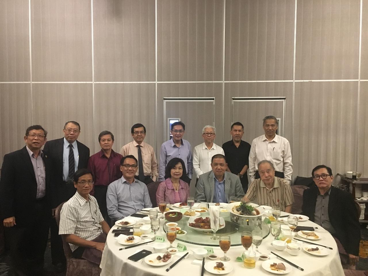 洪大使慧珠（前排左三）參加馬來西亞留臺校友會聯合總會感謝餐會與貴賓合影。 