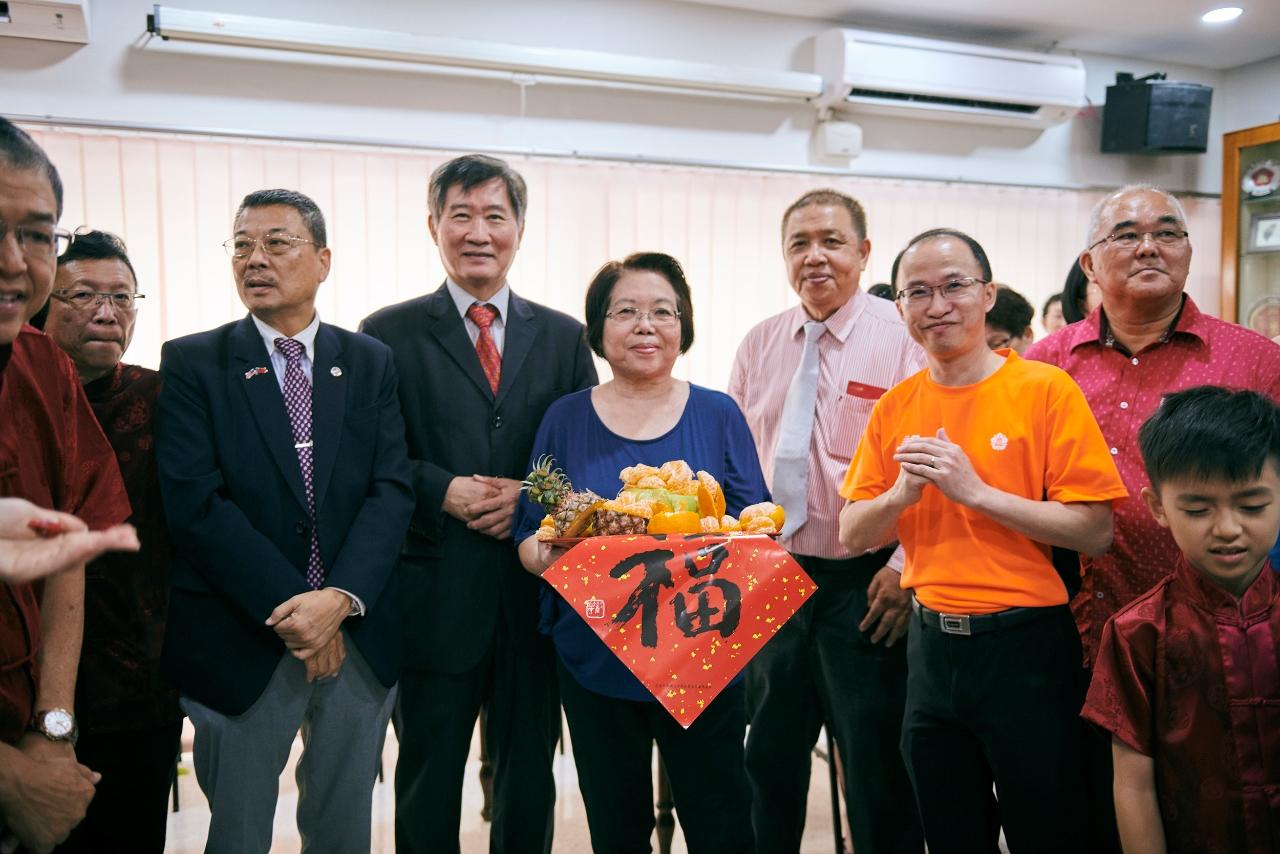 尹公使新垣(左4)出席馬來西亞留臺成功大學校友會2019己亥年新春團拜慶祝新年。