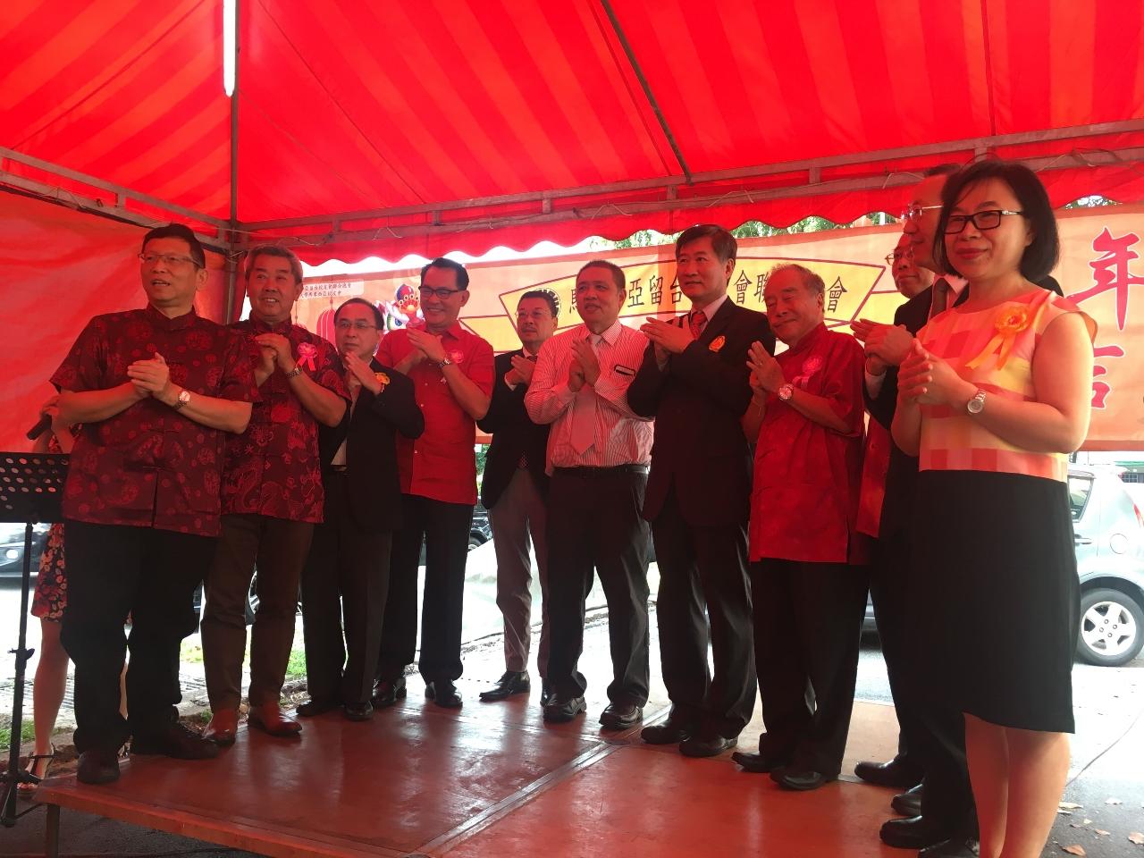 尹公使新垣(左7)出席「馬來西亞留臺校友會聯合總會2019己亥年新春團拜」與貴賓一起賀年。