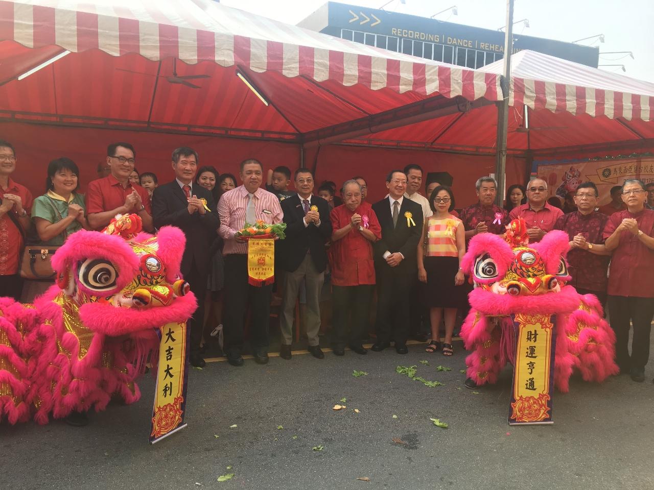 尹公使新垣(左4)出席「馬來西亞留臺校友會聯合總會2019己亥年新春團拜」慶祝新年。
