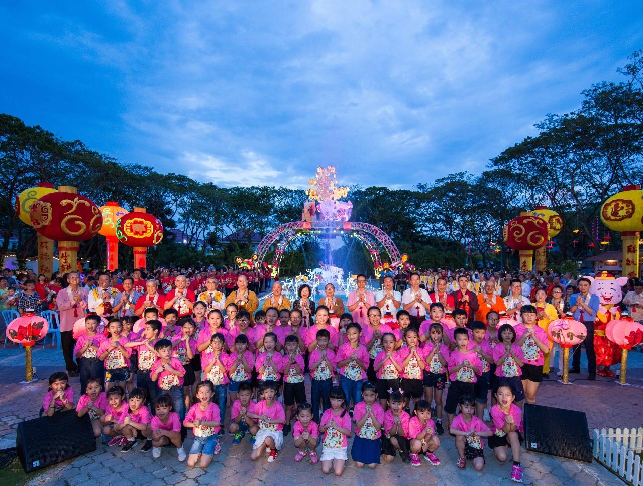 洪大使慧珠(最後一排左9)出席「2019年馬來西亞佛光山東禪寺平安燈會暨花藝展啟燈典禮」。