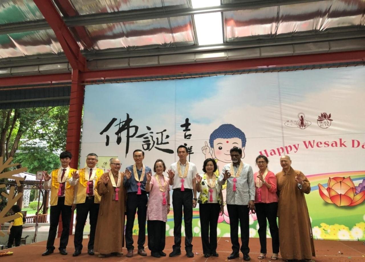 洪大使慧珠(右4)出席素食義賣園遊會開幕儀式。