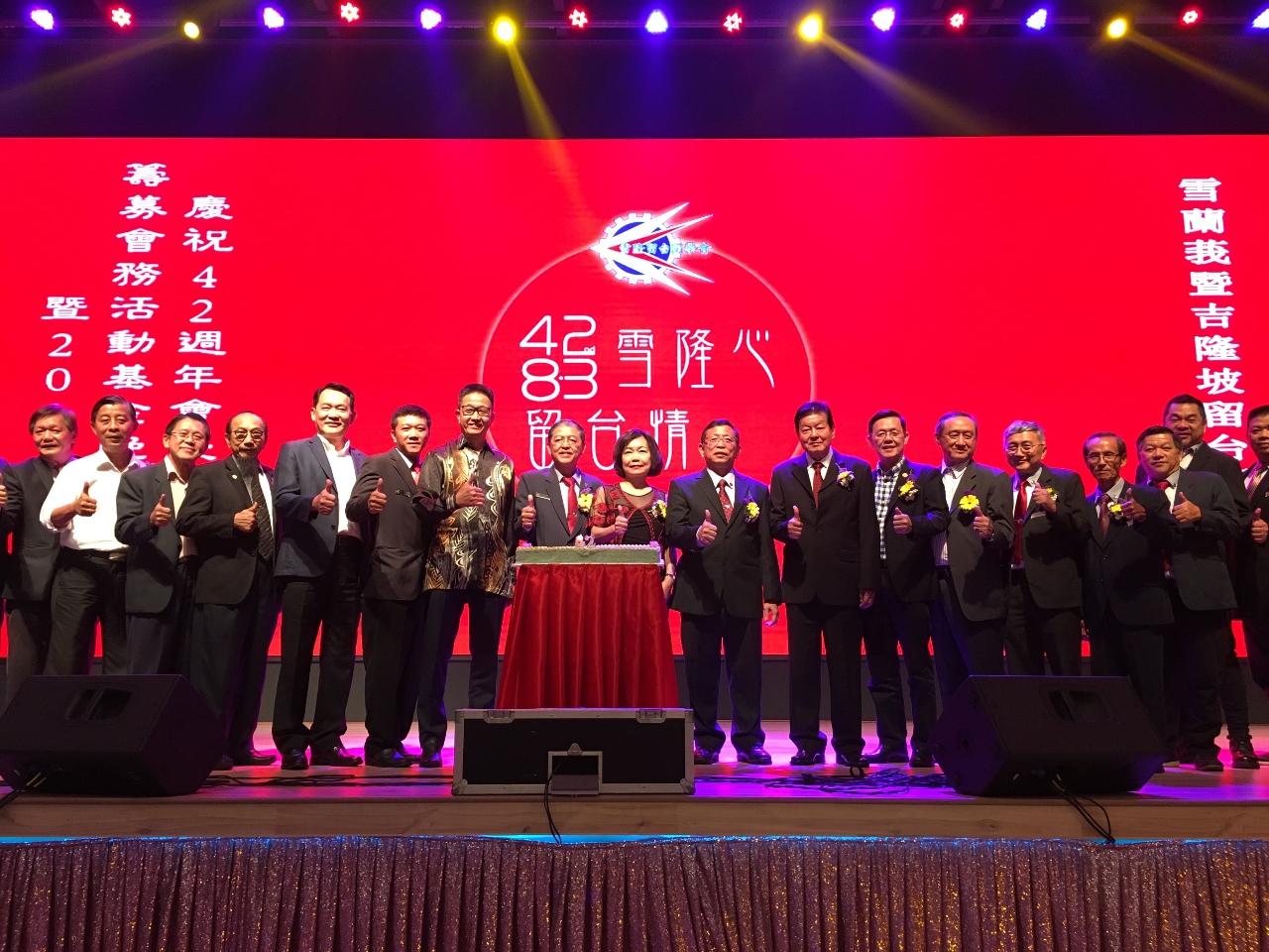 洪大使慧珠(左9)出席雪蘭莪暨吉隆坡留臺同學會42週年會慶2019年雪隆之夜晚宴與全體貴賓合影留念。
