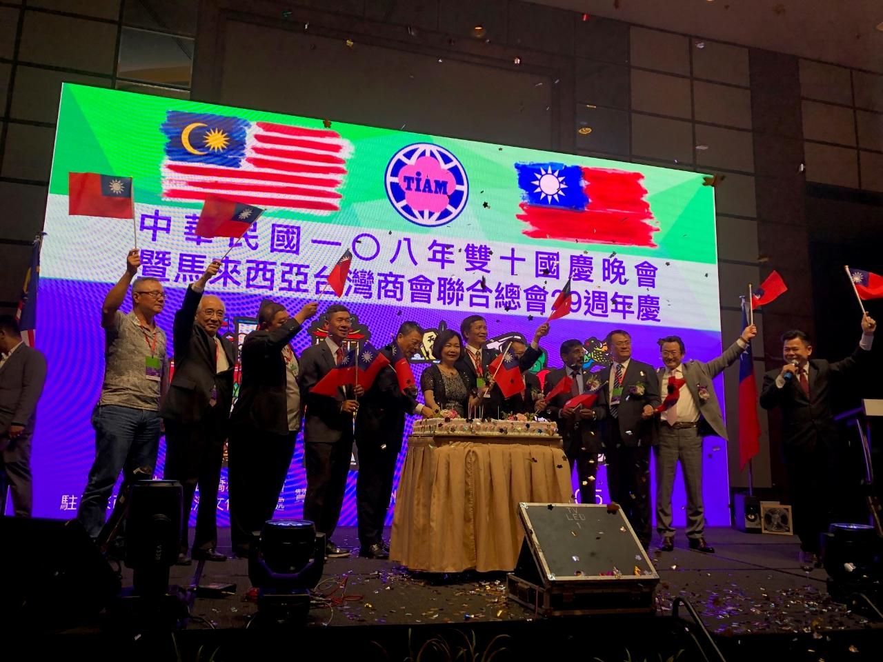 洪大使慧珠(左6)與貴賓一同切蛋糕，慶祝中華民國國慶。