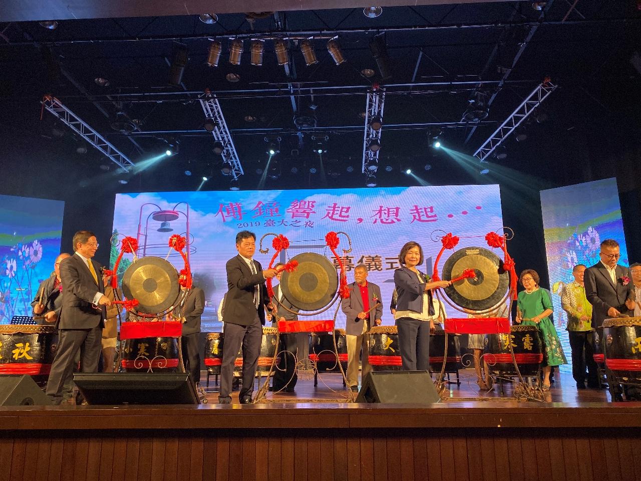 洪大使慧珠(右2)出席國立臺灣大學馬來西亞校友會「2019臺大之夜」開幕儀式。