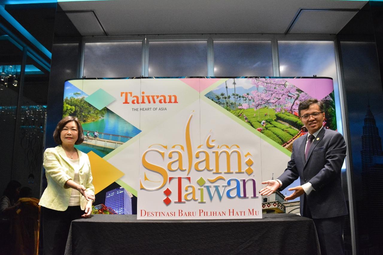 洪大使慧珠與觀光組周主任士弼一起揭開「Salam Taiwan」2.0版標誌。
