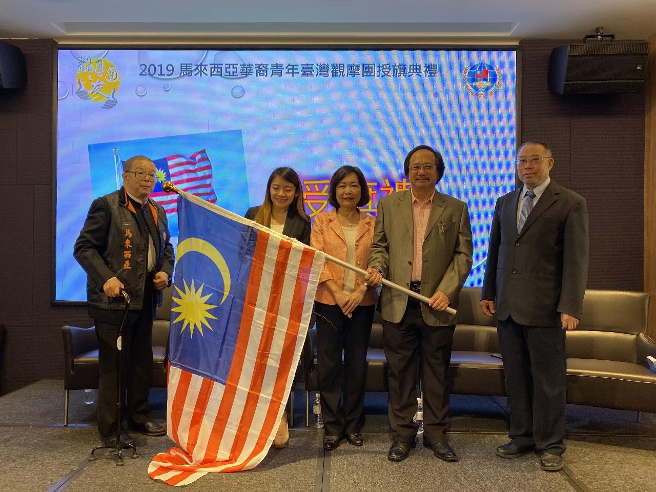 洪大使慧珠出席「2019年馬來西亞華裔青年臺灣觀摩團授旗典禮」見證授旗儀式。