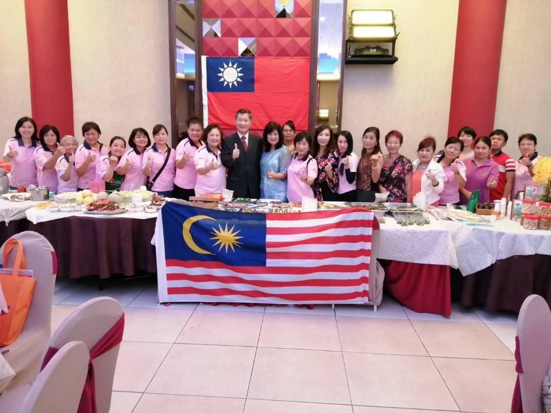 尹公使新垣(左10)與馬來西亞寶島婦女協會合影。