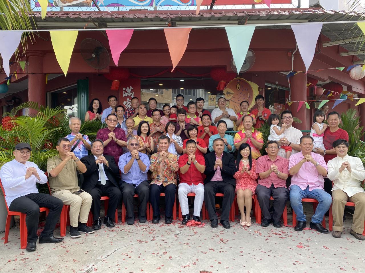 尹公使新垣(前排左5)出席馬來西亞逢甲大學校友會2020新春團拜活動與貴賓慶祝新年。