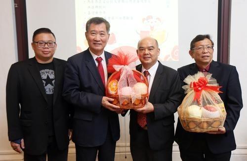 尹公使新垣(右3)出席馬來西亞留臺國立政治大學校友會2020庚子年新春團拜。