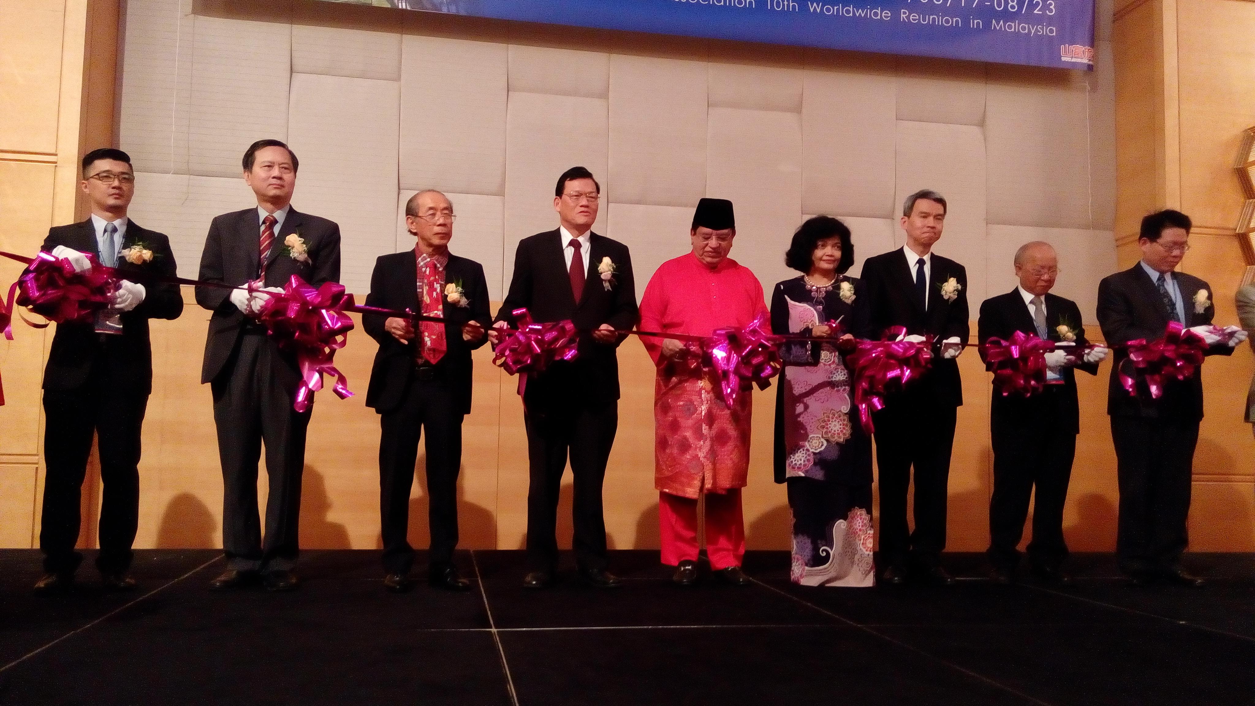 21 AUGUST 2016.Representative and Head of Mission James Chang Chi-ping, Minister of Federal Territories, Datuk Seri Tengku Adnan Tengku Mansor (centre) and President National Defence Medical Centre (NDMC) Alumni Association Taiwan, Prof. Wing Yiu Lui (second left) during National Defence Medical Centre (NDMC) 10th Worldwide Reunion to join the ribbon-cutting ceremony.

