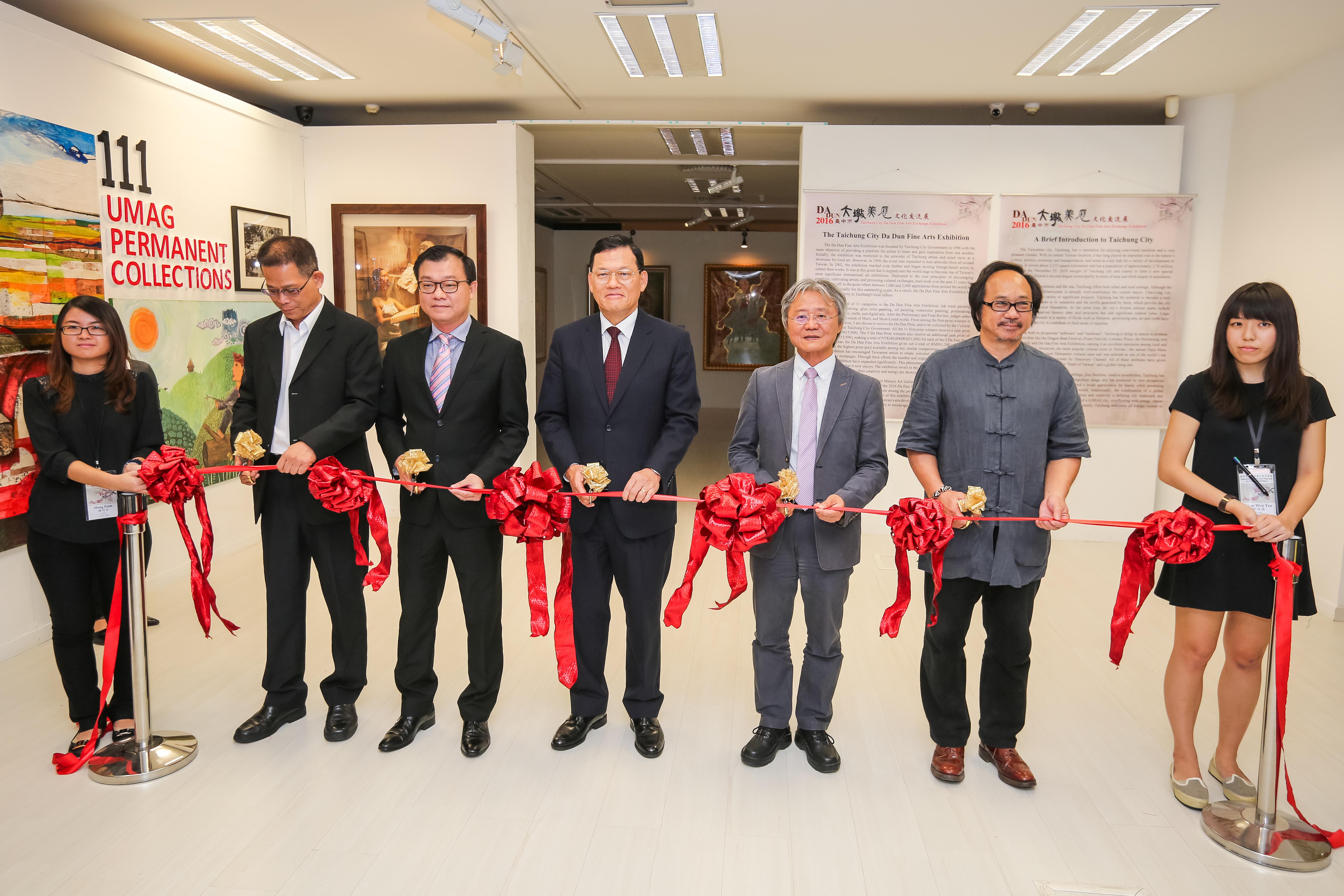 The “Taichung City Da Dun Fine Arts Exhibition” ribbon cutting ceremony was officiated by the Representative and Head of Mission from Taipei Economic and Cultural Office in Malaysia, Chang Chi-ping and Director-General of the Taichung City Government’s Cultural Affairs Bureau, Wang Chih-cheng (third from right), accompanied by the President of Malaysia-Taiwan Trade Federation Association, Dato Seri Tang Ying Lik (second from right), President of Federation of Alumni Associations of Taiwan Universities, Malaysia, Peng Choong Leng (third from left), National Vice-President of Taipei Investors' Association in Malaysia, Chang Yuang Chuan (second from left).