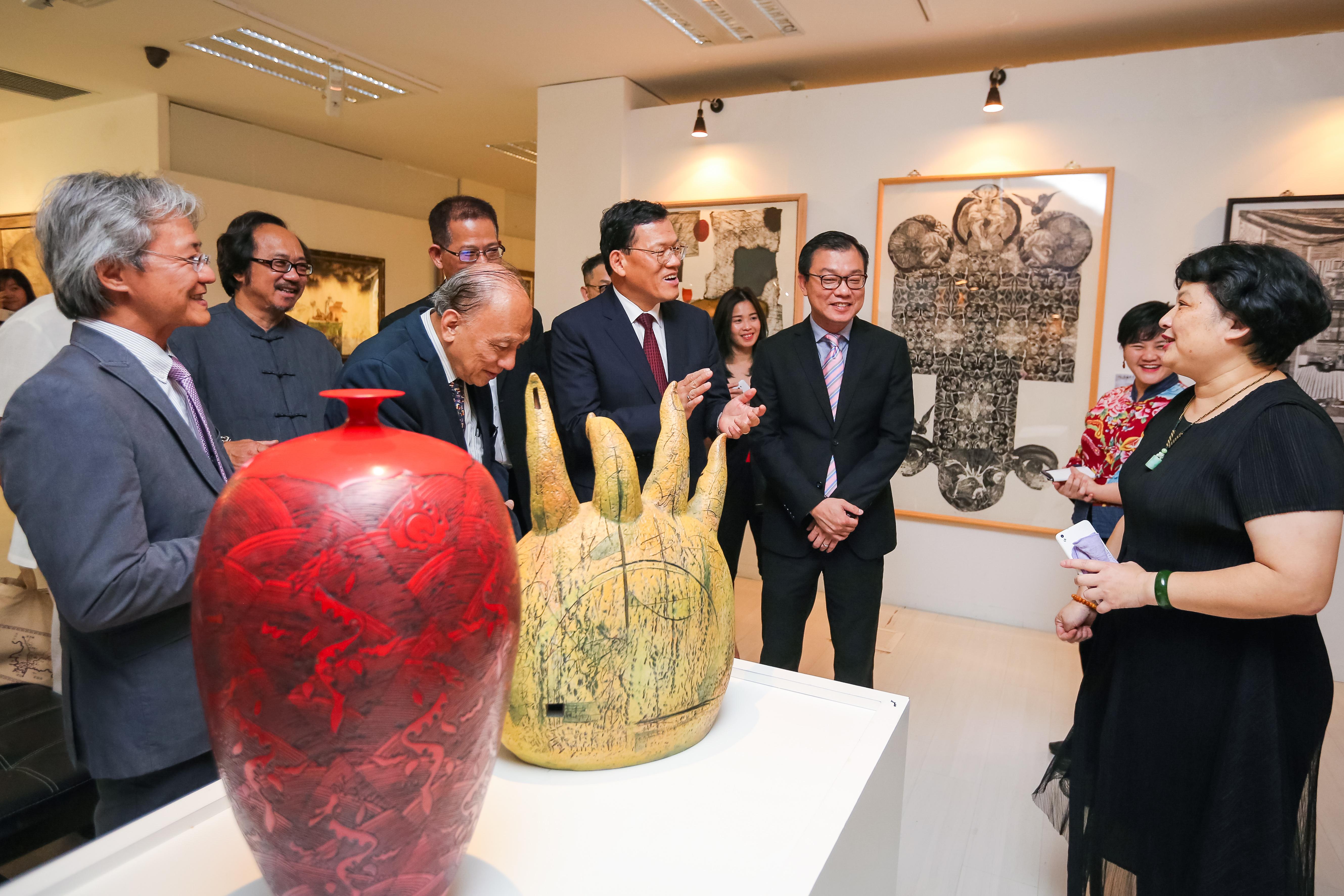 An exhibition tour guided by Taichung City Government representative, Chang, Yueh-Fen (first from right) was getting great response from the guests.