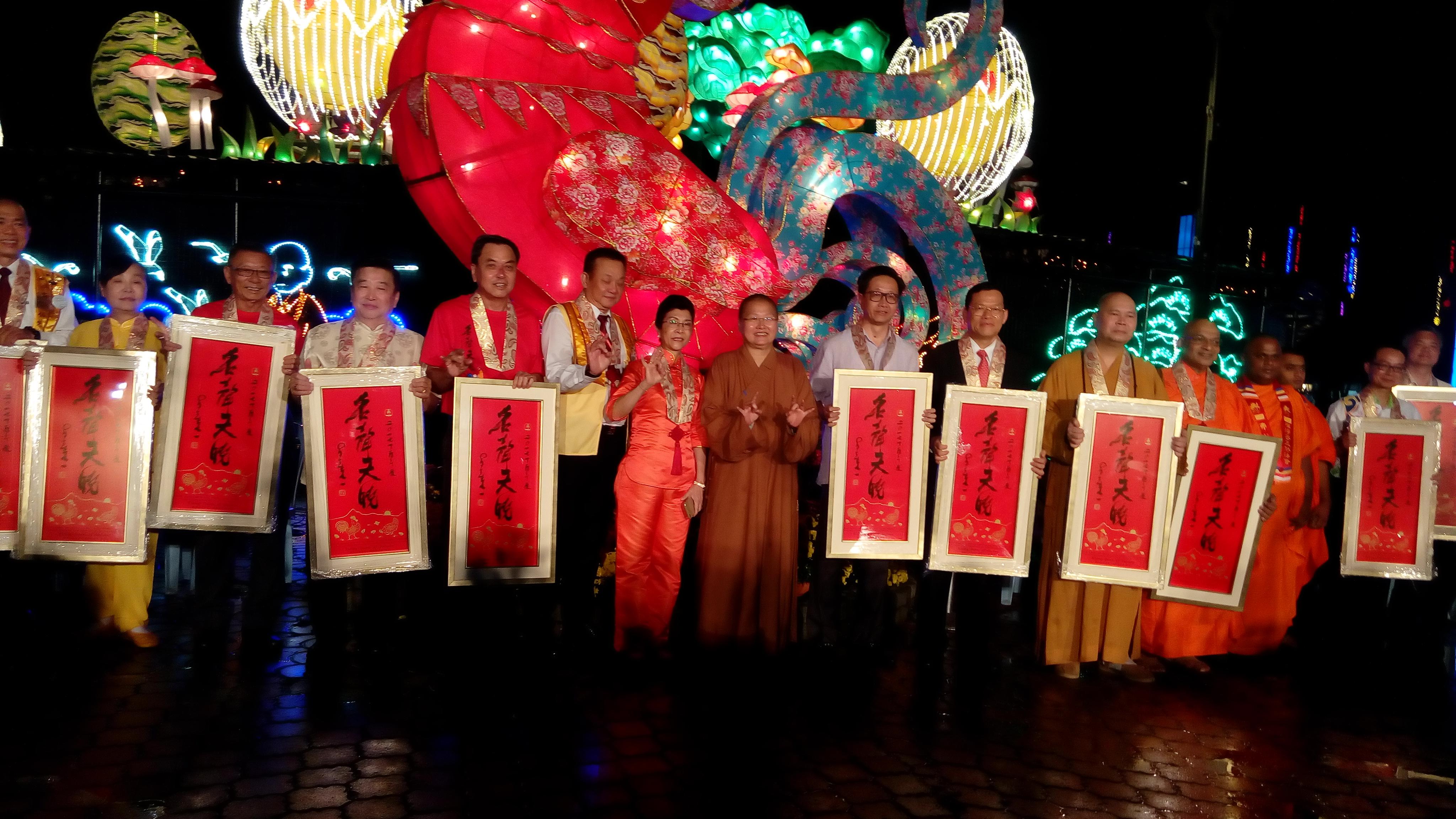 Fo Guang Shan (FGS) Dong Zen Temple Malaysia present a couplets to Representative Chang,  James Chi- ping  (fifth from right ) and  take photograph to VIP.