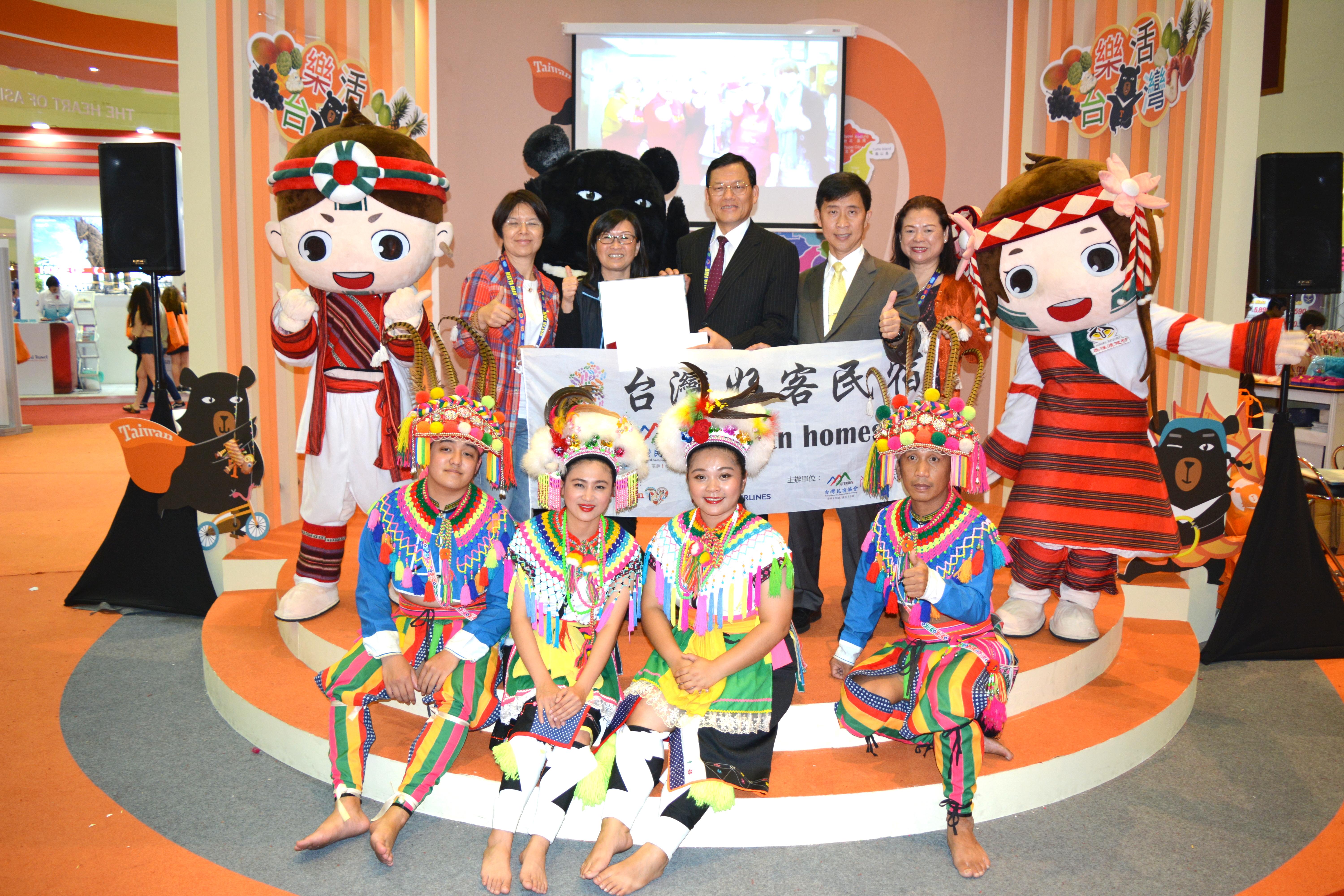 Representatives from Taiwan Rural Accommodation Association presented souvenirs to Representatives Mr Chang, James Chi-ping (third from left, back row), and Director of Taiwan Tourism Bureau KL Office Mr Tony Wu (fourth from left, back row) take a group photo.