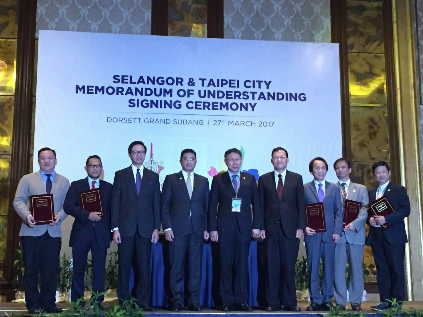  Representative Chang, James Chi-ping (4th from right) attends the Selangor &amp; Taipei City MOU Signing Ceremony at Hotel Dorsett Grand Subang on March 27, 2017.
