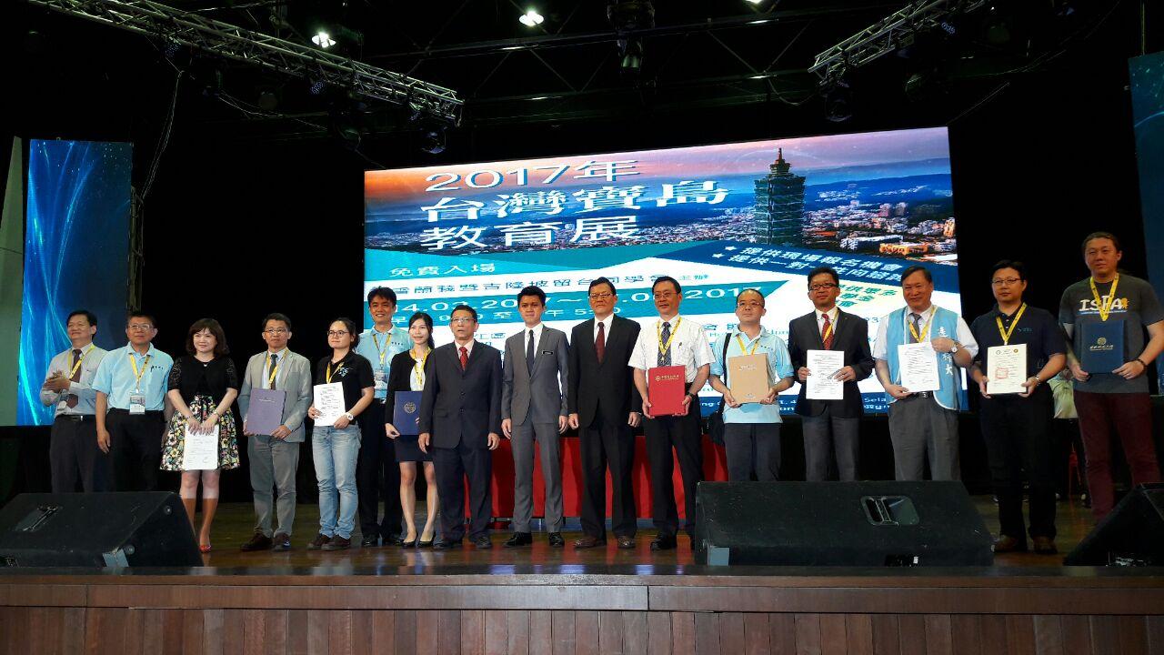 Representative Chang, James Chi- ping(sixth from right ),Ministry of Education Malaysia Senator Chong Sin Woon(seventh from right ), President of an Organization Ang Boon Chin take photo with representative from Taiwan.
