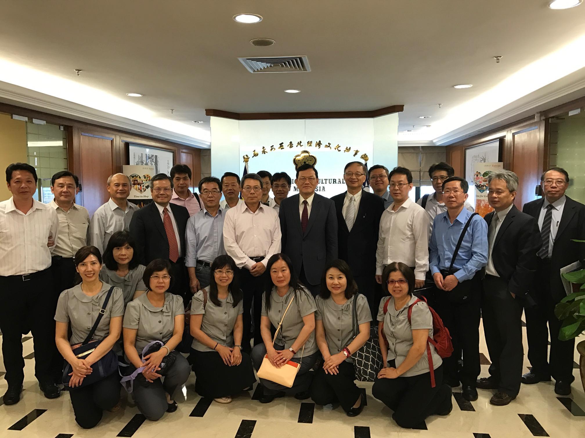 Representative Chang, James Chi-ping (seven from left in second row) welcomes Mr. Chang Shih-Chen, Secretary-General of Taichung City Council (six from left in the second row) on 13 April 2017. 