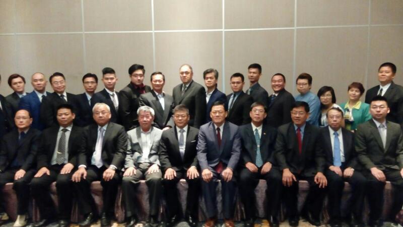Representative Chang, James Chi- ping(fifth from right), President Chin Chee Kong (fourth from left) and Feng Chia University Taiwan Alumni Association, Malaysia the council take photograph.