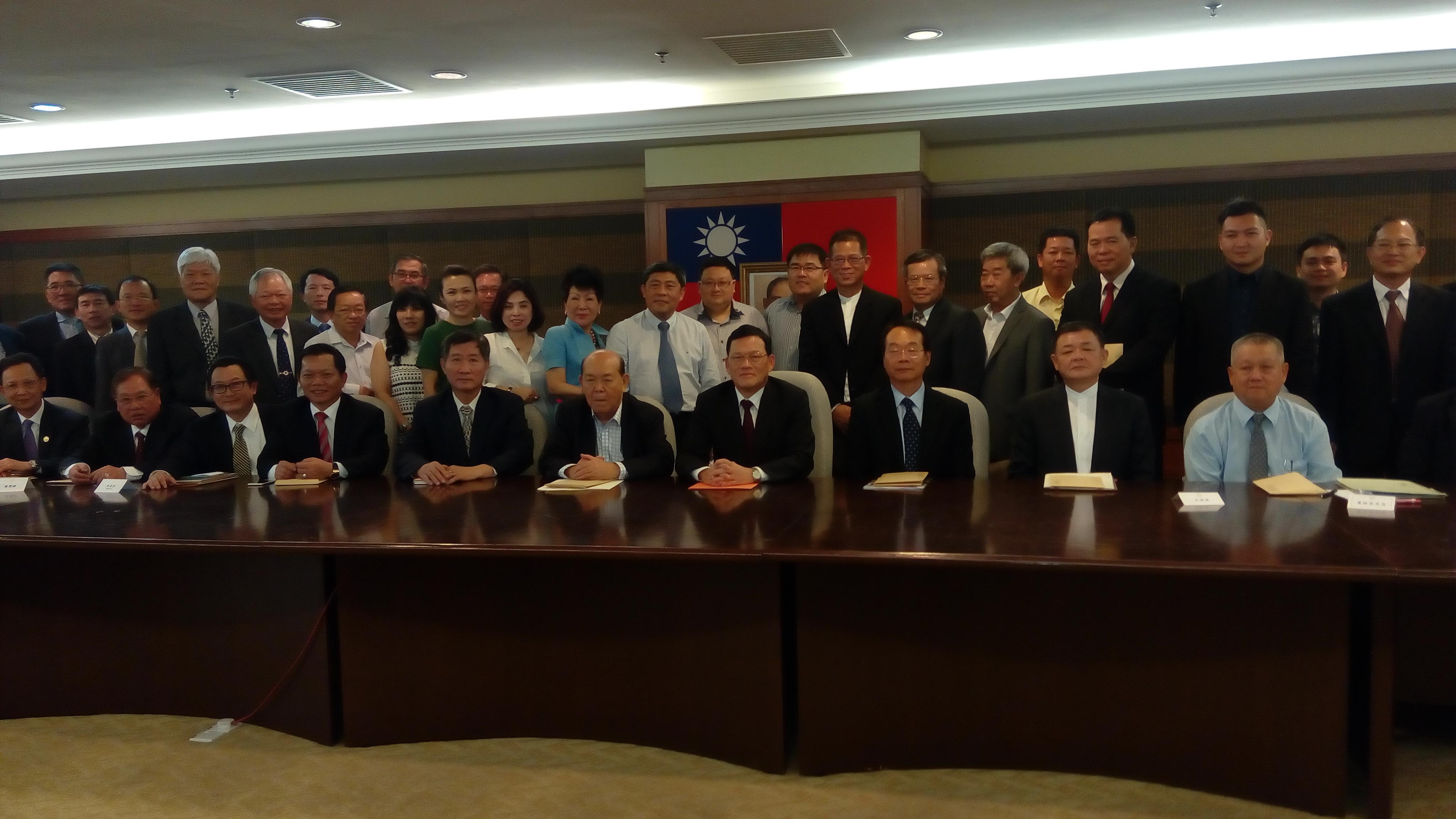 Representative Chang, James Chi- ping(front row from left the fourth)  and representatives of various associations after the meeting take photograph.