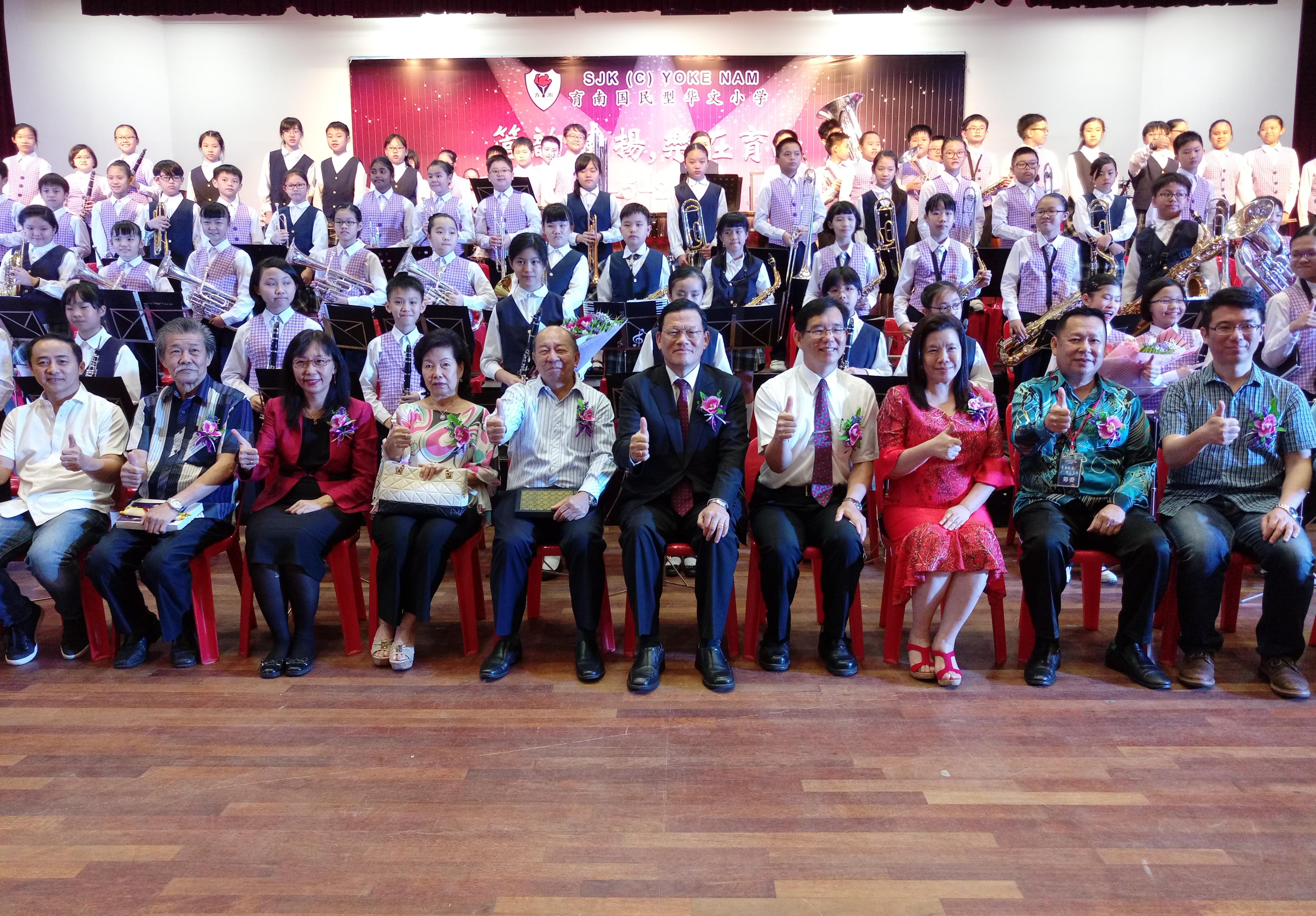 The VIPs and the attendants take group photo together.