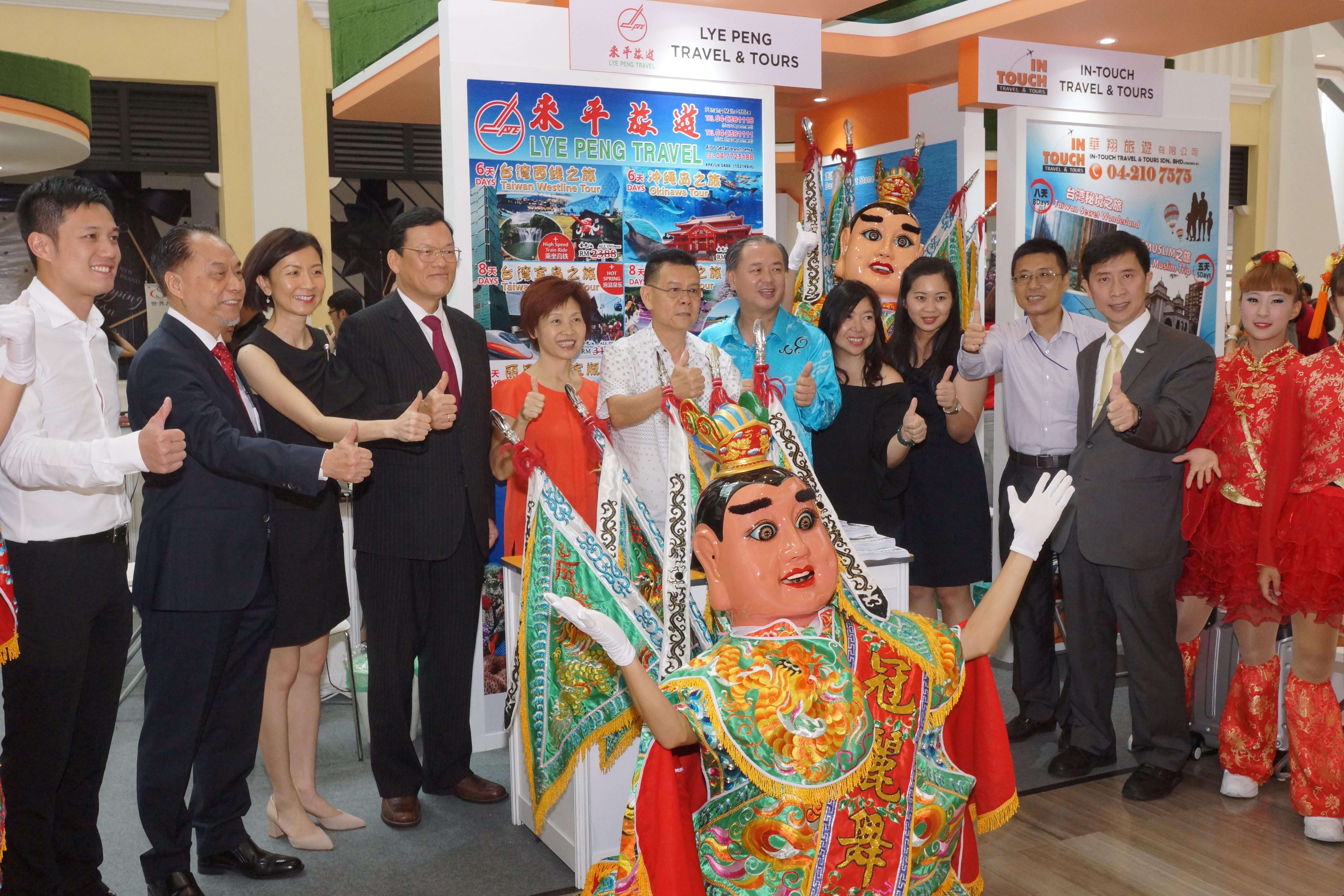 Representative Chang, James Chi-ping (fourth from left) visiting 「2017 Lohas Taiwan Travel Expo」on 5 May 2017 
