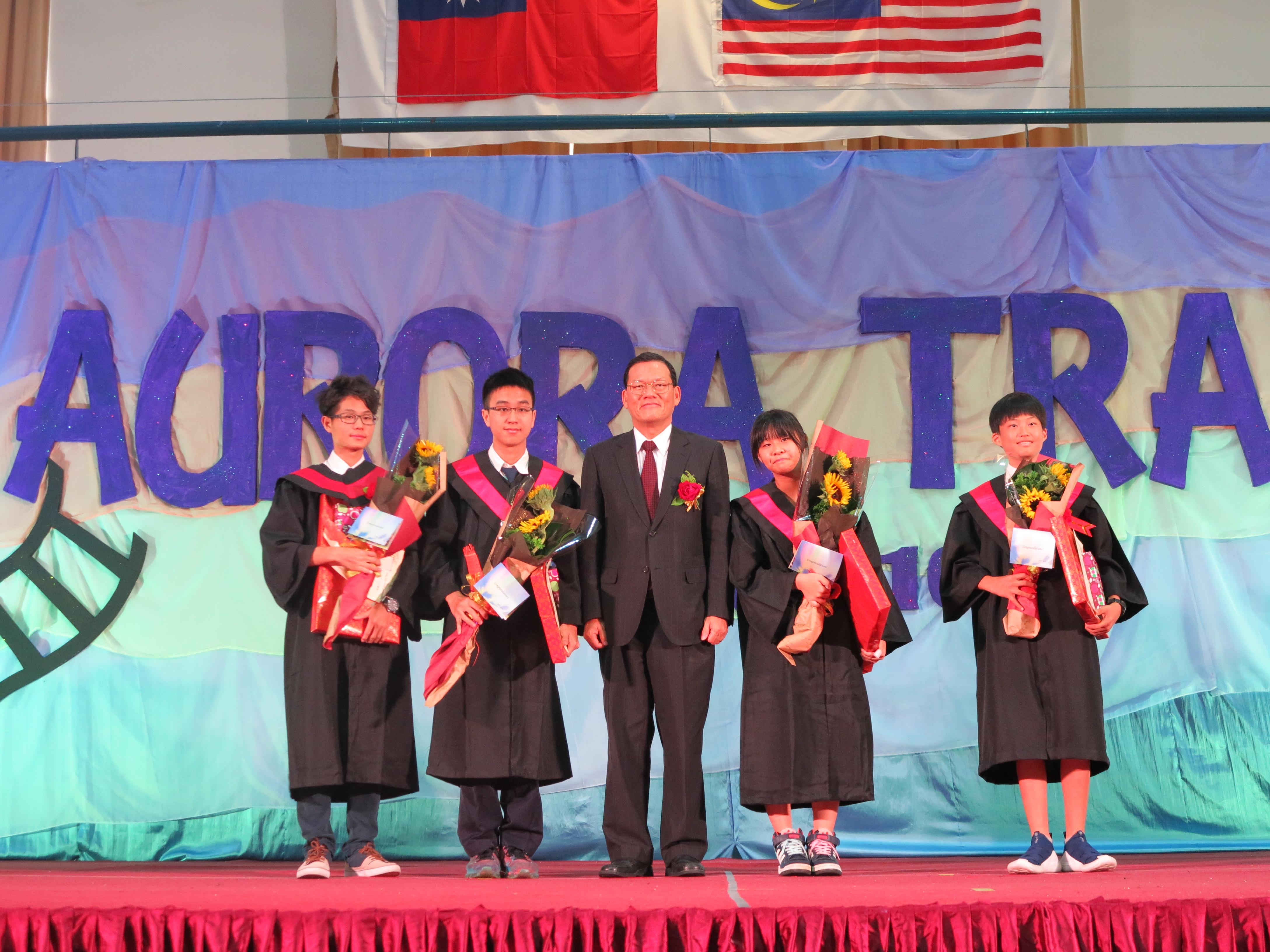 Representative Chang, James Chi-ping( middle) takes picture with the students after souvenir presentation ceremony.