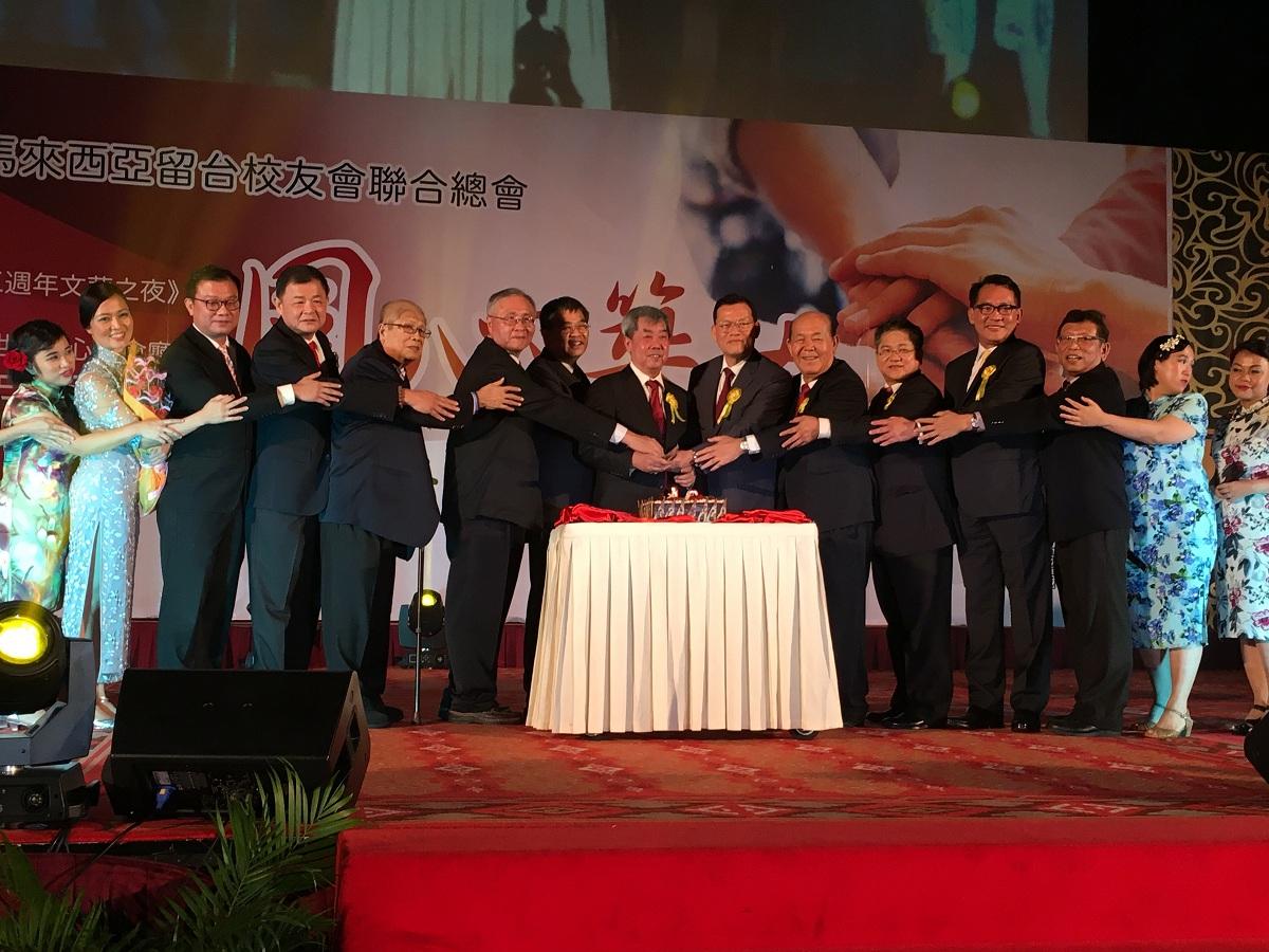 Representative Chang,  James Chi- ping  (right seven) and  President Chin Chee Kong (left eight)  cake cutting ceremony with VIP.