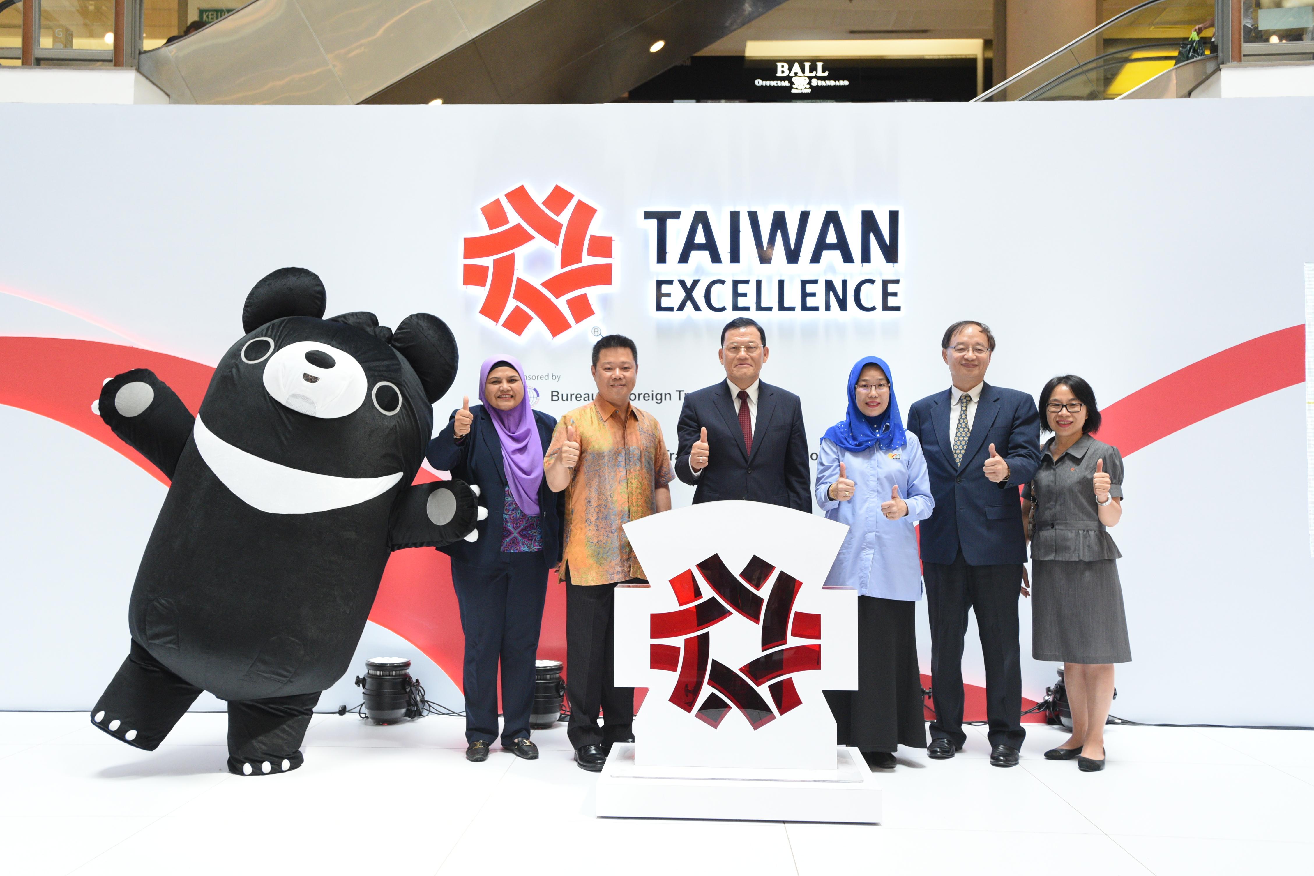  Representative Chang, James Chi-ping (left 3) attends the Officiation Ceremony of Taiwan Excellence Pavilion at One Utama Shopping Centre on July 13, 2017