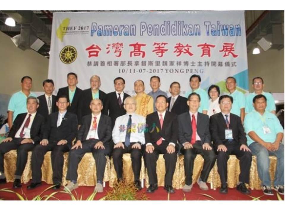 Yong Peng Taiwan Higher Education Fair 2017 Opening ceremony, President Chin Chee Kong (left first) and Representative Chang,  James Chi- ping  (right four)  take photograph with VIP.