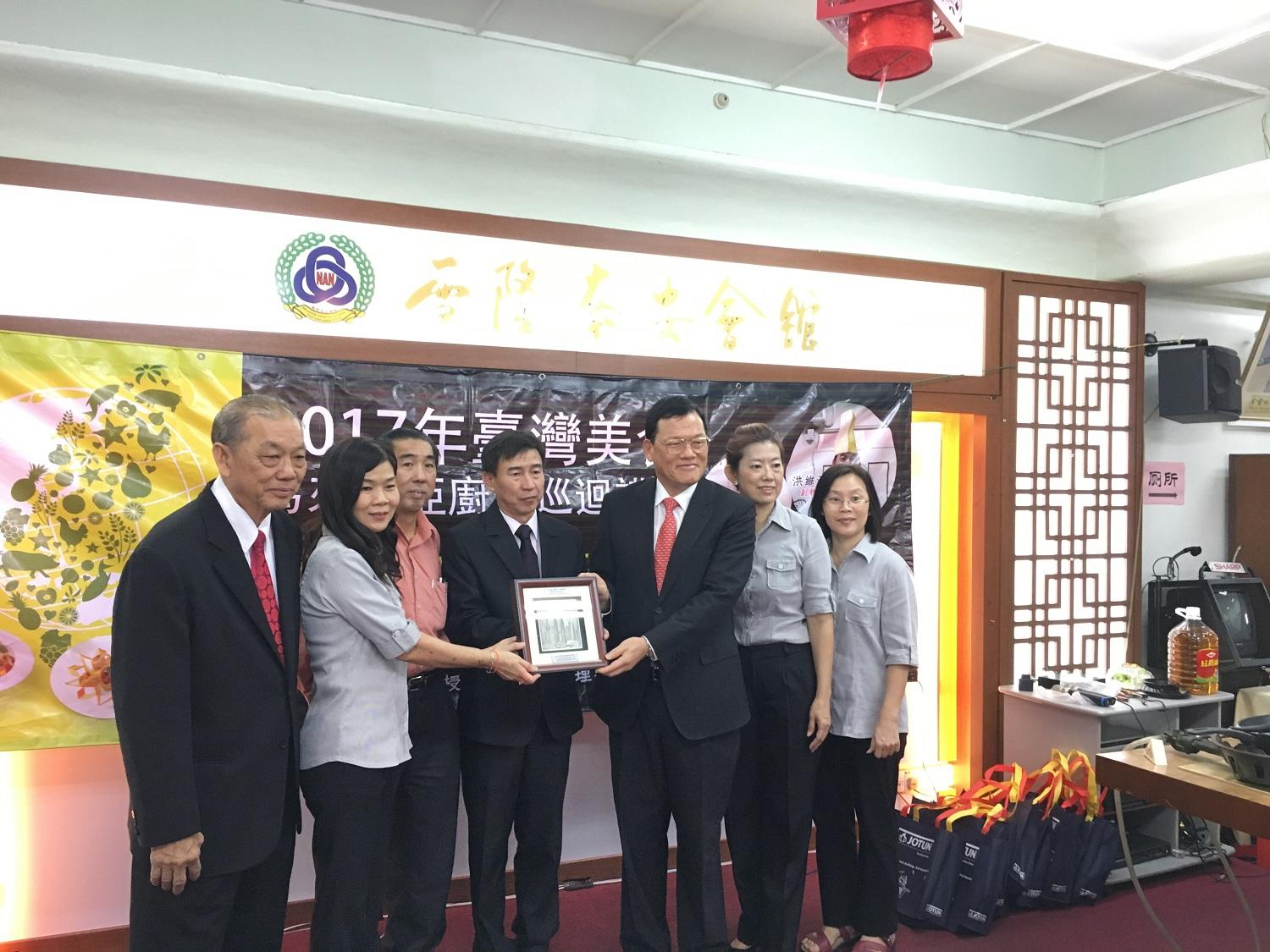 Representative Chang, James Chi-ping (right three) attends Malayysia area 2017 Tour Of Taiwan Gourmet Cuisines Opening ceremony and   President Kang Beng Hooi (left four) and winning students photo.