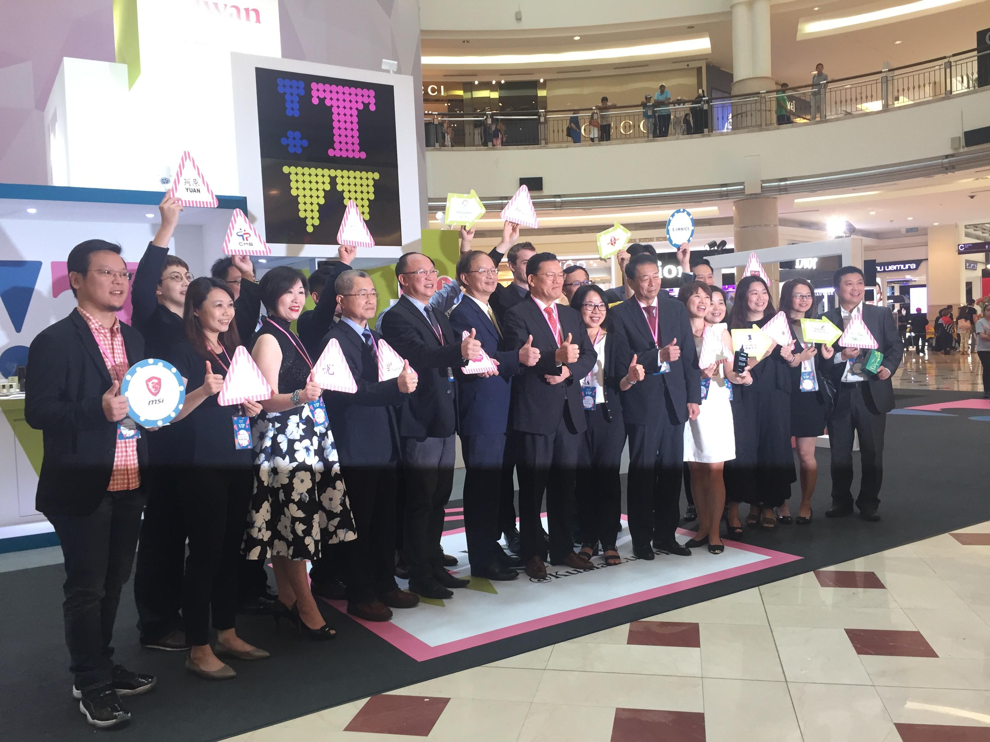 Representative Chang, James Chi-Ping (right 8) attended the “Wow! Taiwan Selects” Opening Ceremony at Suria KLCC on 11 August, 2017