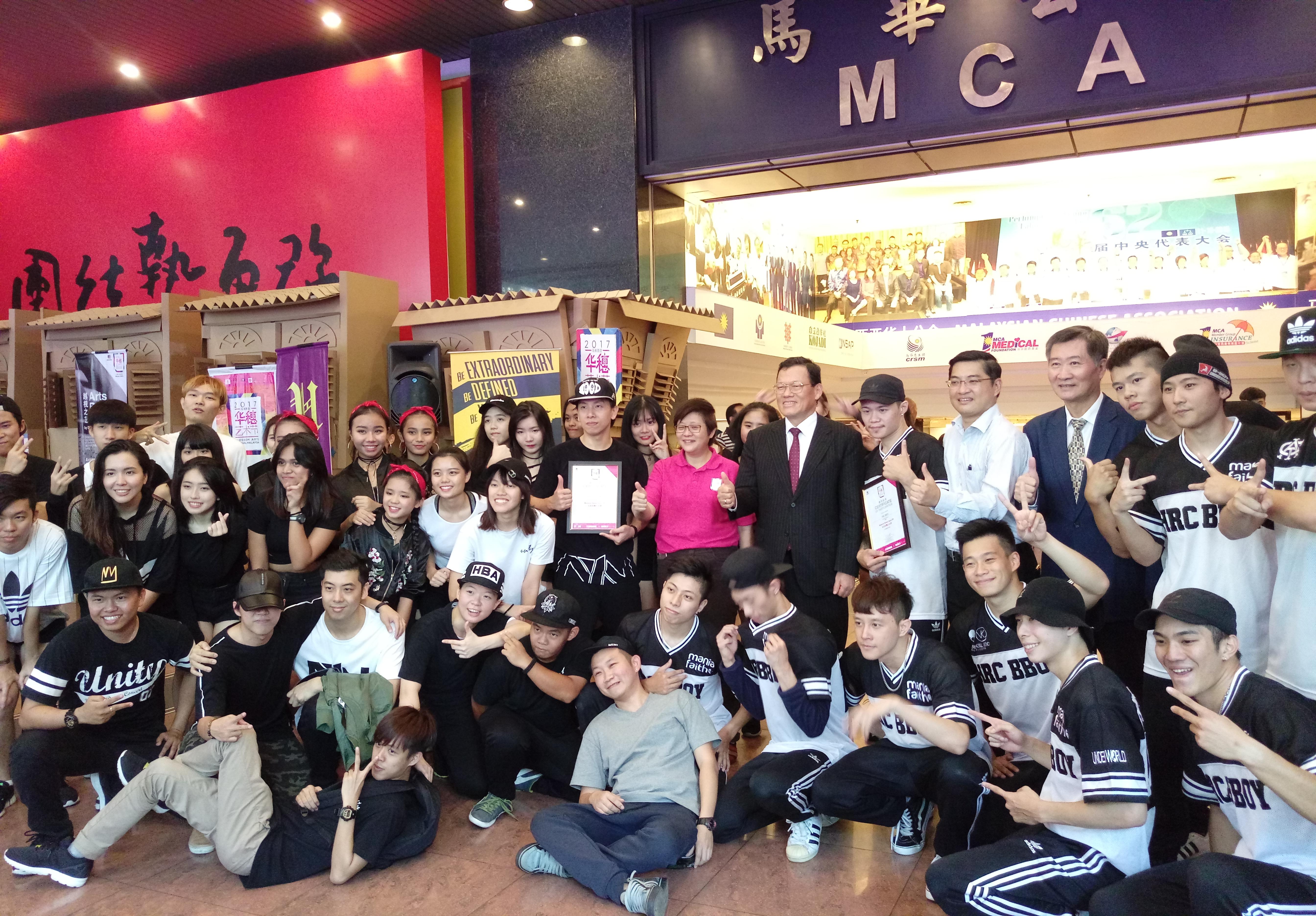 The VIPs and the attendants take group photo together.