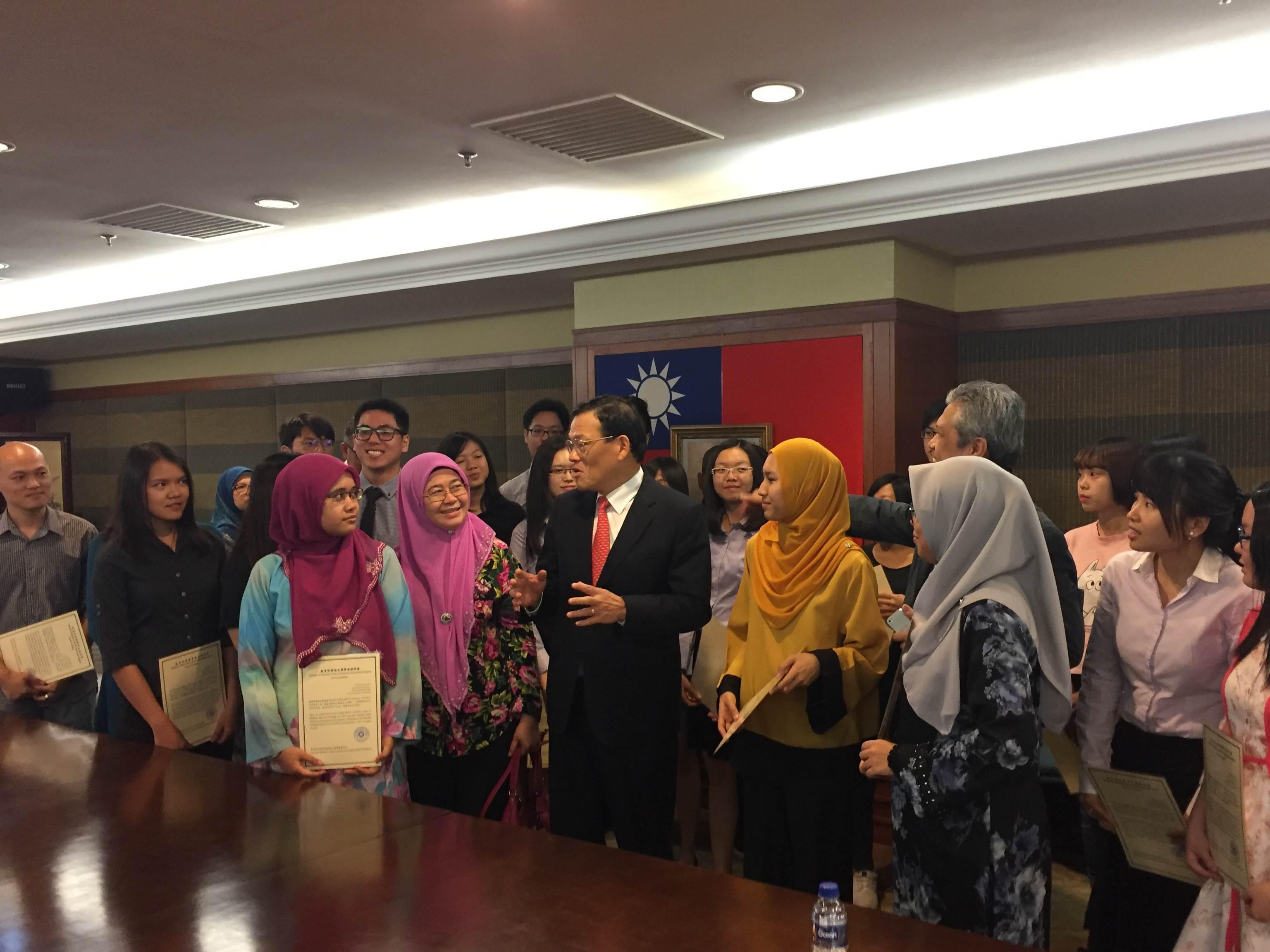Representative Chang, Chi-ping shares a light moment with the non-Chinese recipients of Taiwan Scholarship
