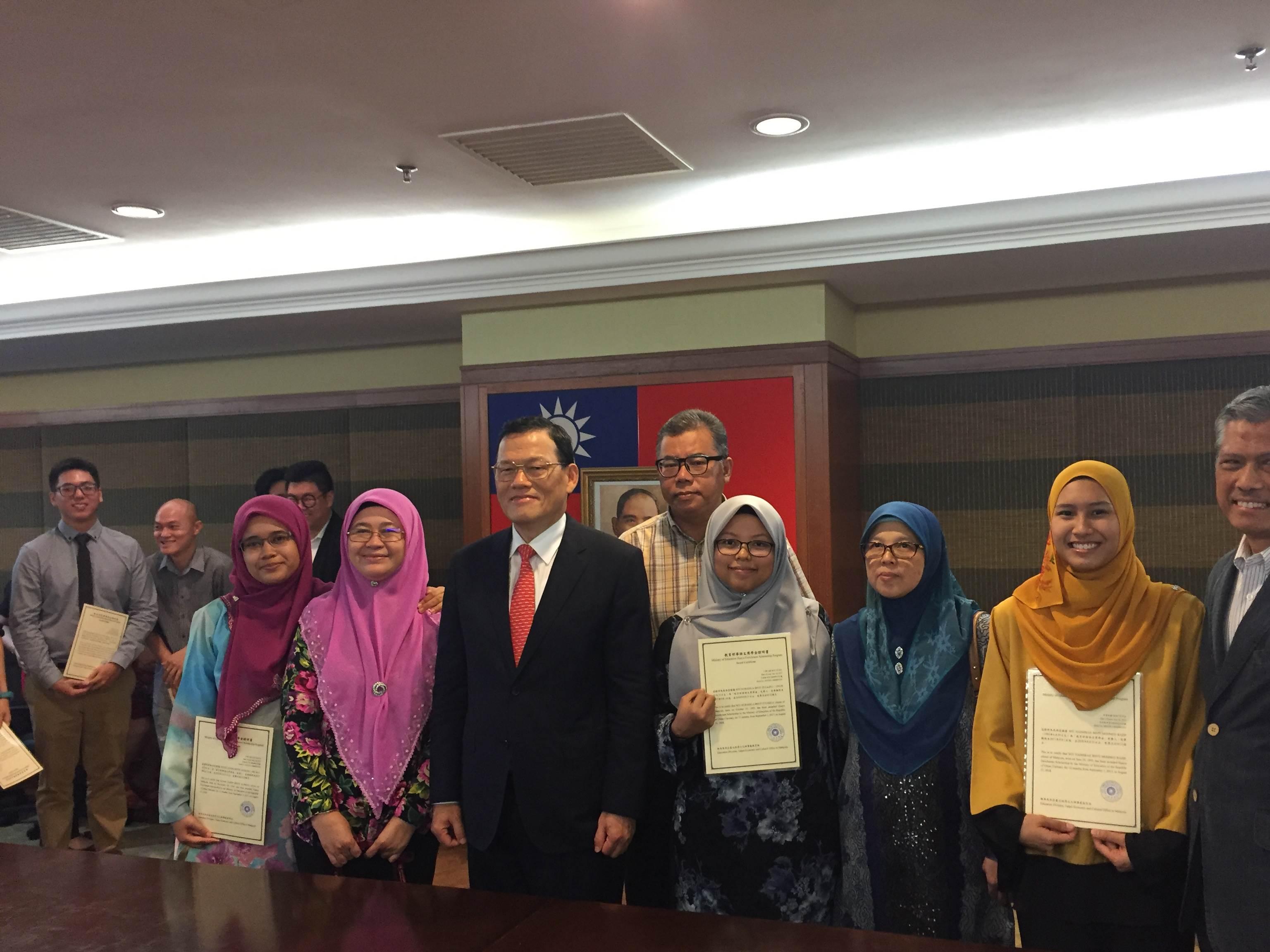 Representative Chang, Chi-ping takes the photo with the non-Chinese recipients of Taiwan Scholarship