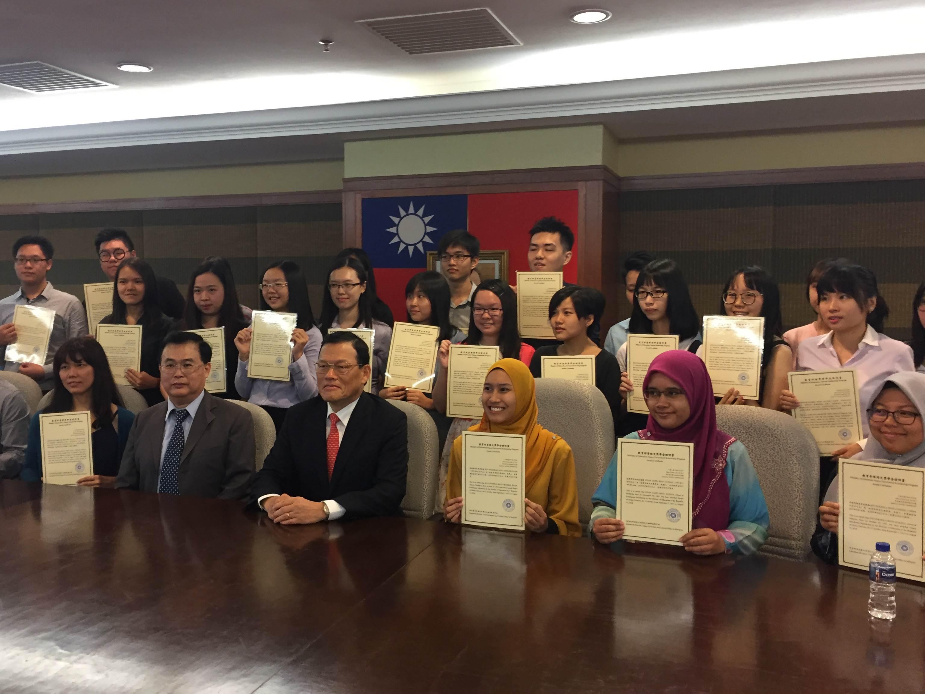 Representative Chang, James Chi-ping (first row, fourth from right) takes a group picture with the scholarship recipients.
