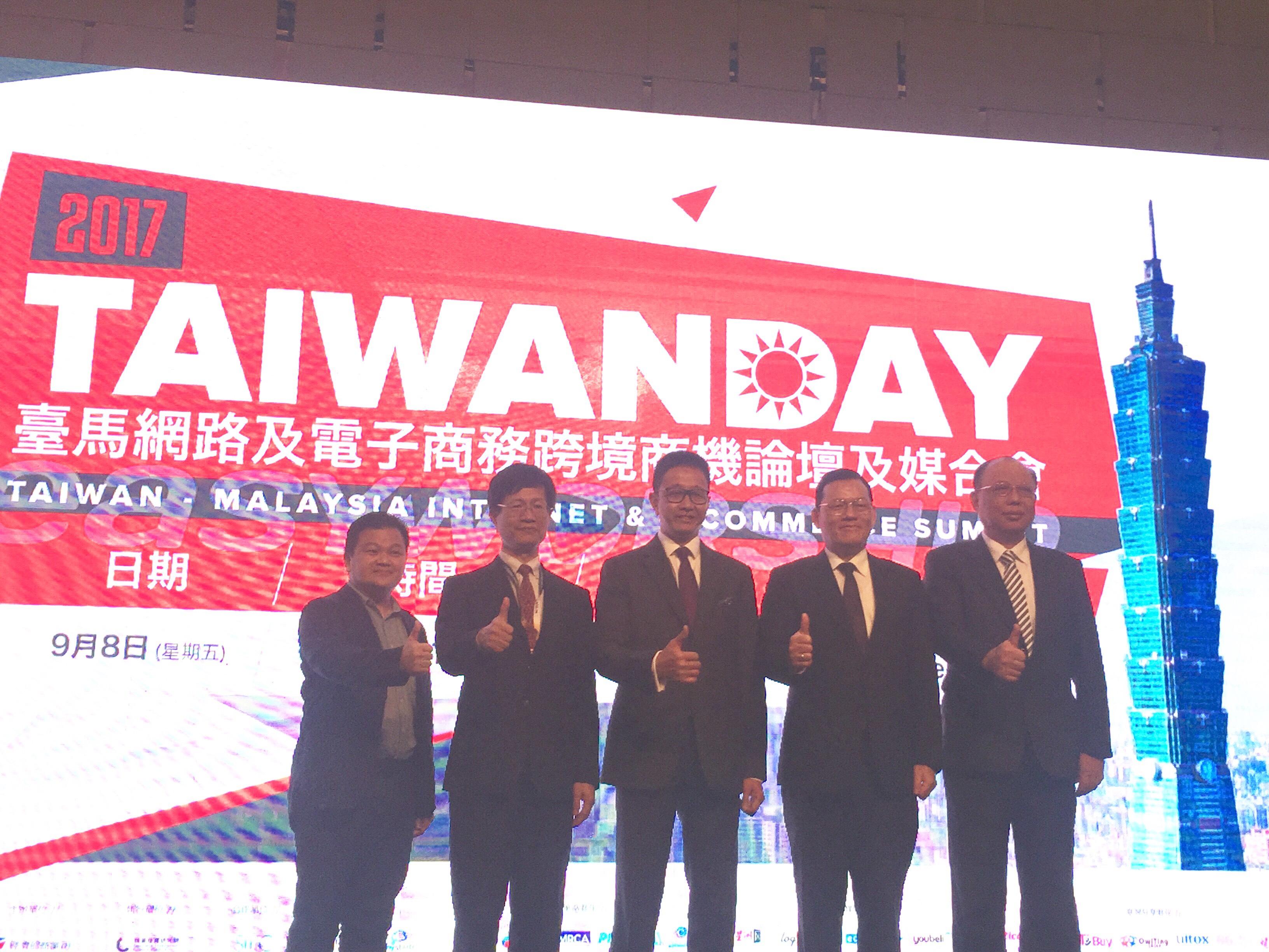 Representative Chang, James Chi-Ping (right 2) attended the “2017 TAIWAN DAY” Opening Ceremony at Setia City Convention Center on 8 September, 2017.
