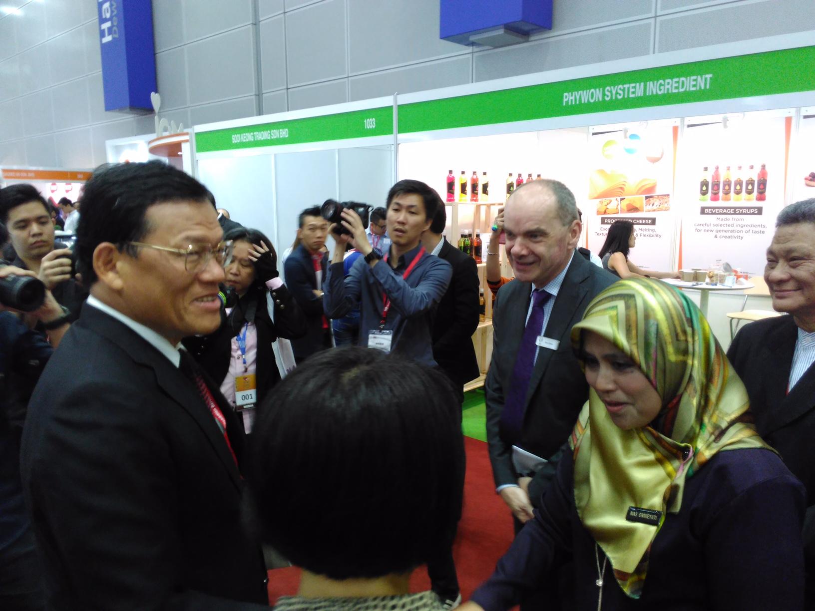 Representative Chang, James Chi-ping visits the 14th Malaysia International Exhibition of Food, Drinks, Hotels, Restaurant &amp; Foodservice Equipment, Supplies, Services &amp; Related Technology (FHM 2017) at Kuala Lumpur Convention Centre (KLCC) on September 26, 2017.
