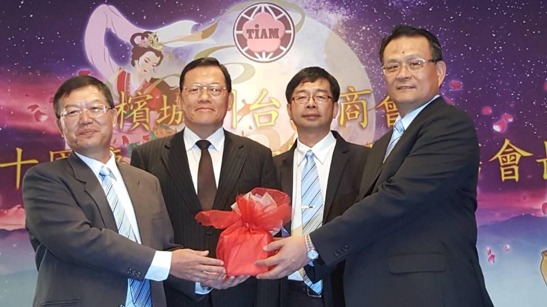 Representative Chang, James Chi-Ping (left two) witness Taipei Investors' Association in Penang new and old president handover.