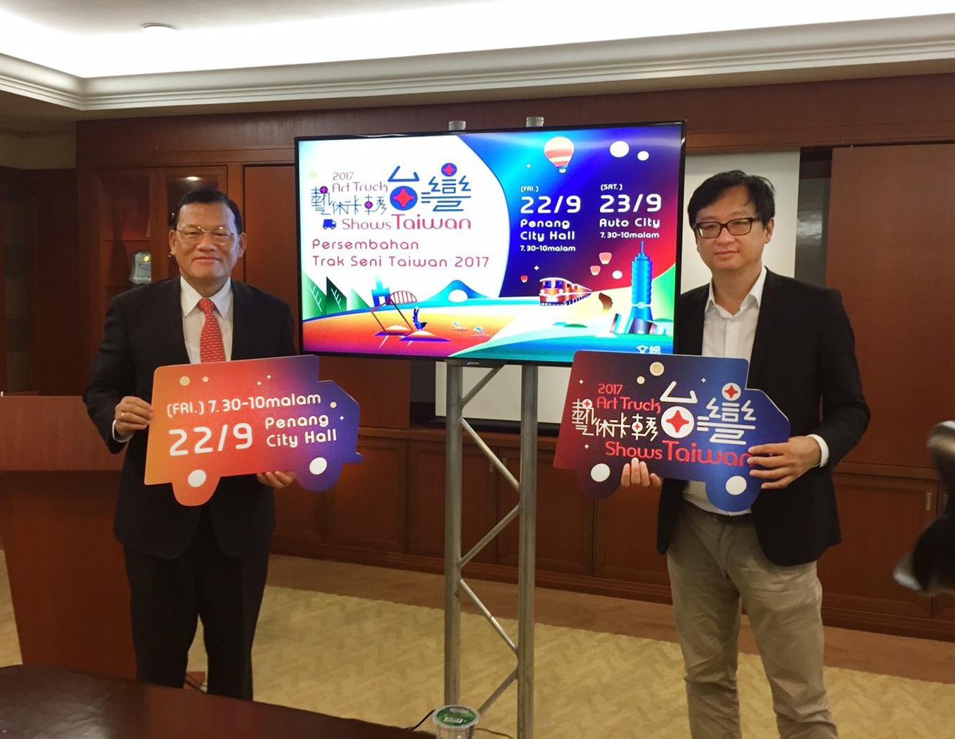 Representative of TECO, James Chang Chi-ping (left) and the deputy secretary general of GACC, Chang Thieh Chih (right) take photo together.