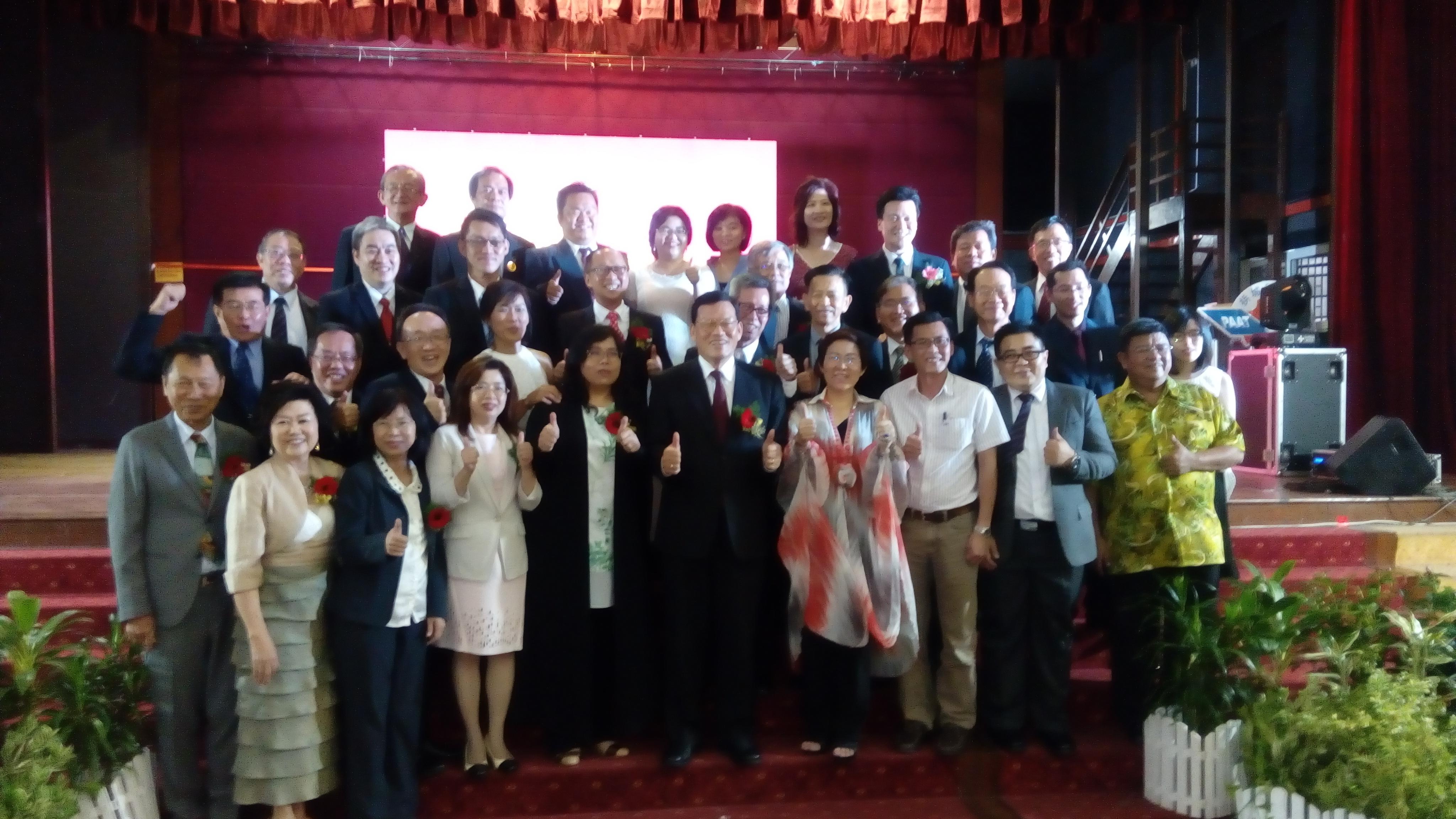 Representative Chang,  James Chi- ping (front rowfifth right) attends the 41th anniversary of Penang Alumni Association Of Taiwan Universities &amp; Colleges and mandarin night take photograph with VIP.