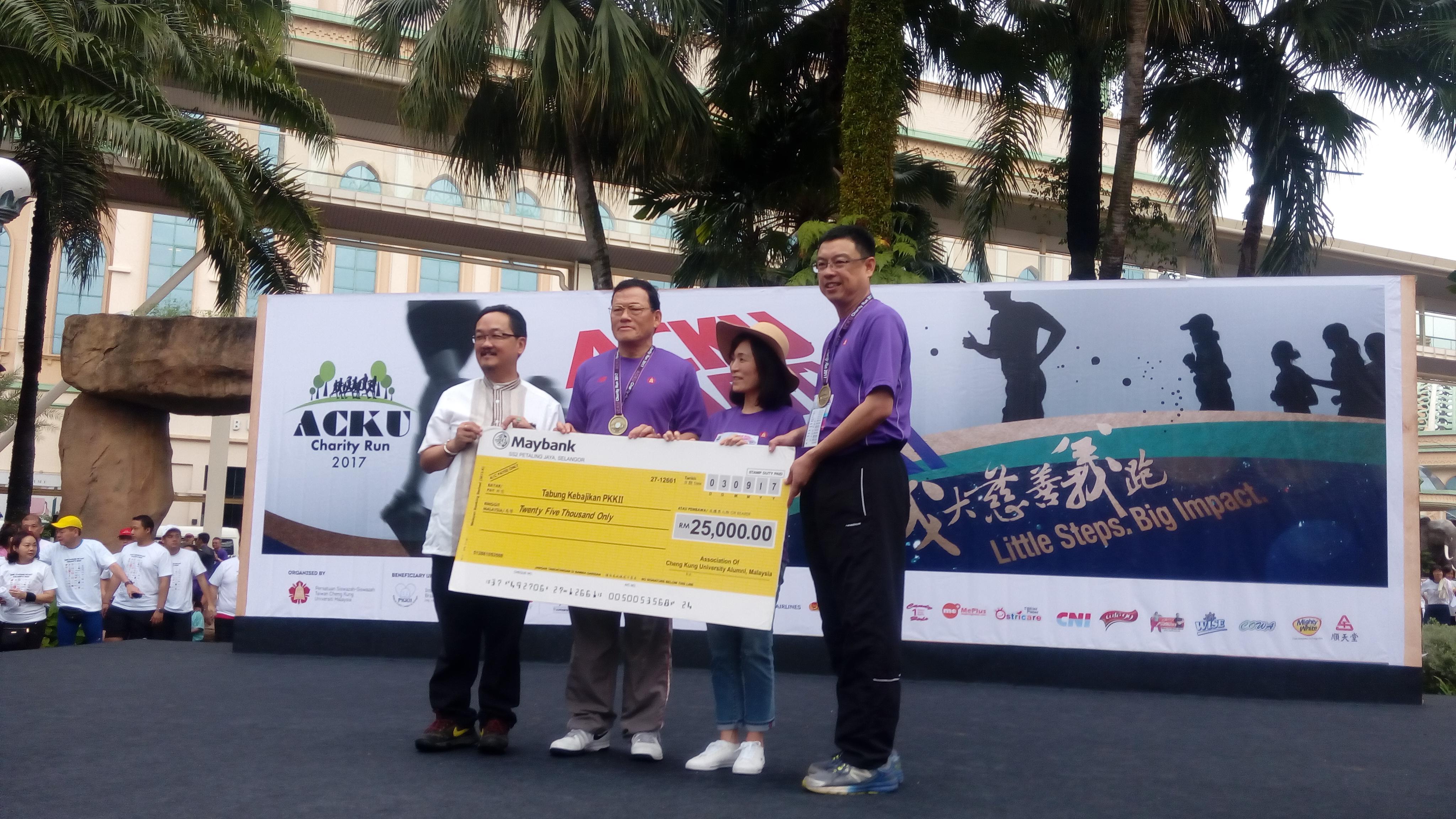 Representative Chang, James Chi-Ping (second left) and Dr. Huey-Jen Jenny Su (second right) witness  Cheng Kung Universiti Taiwan Alumni Association Of Malaysia donate RM 25000 check  to Insan Welfare Society of Brain Injured Child.
